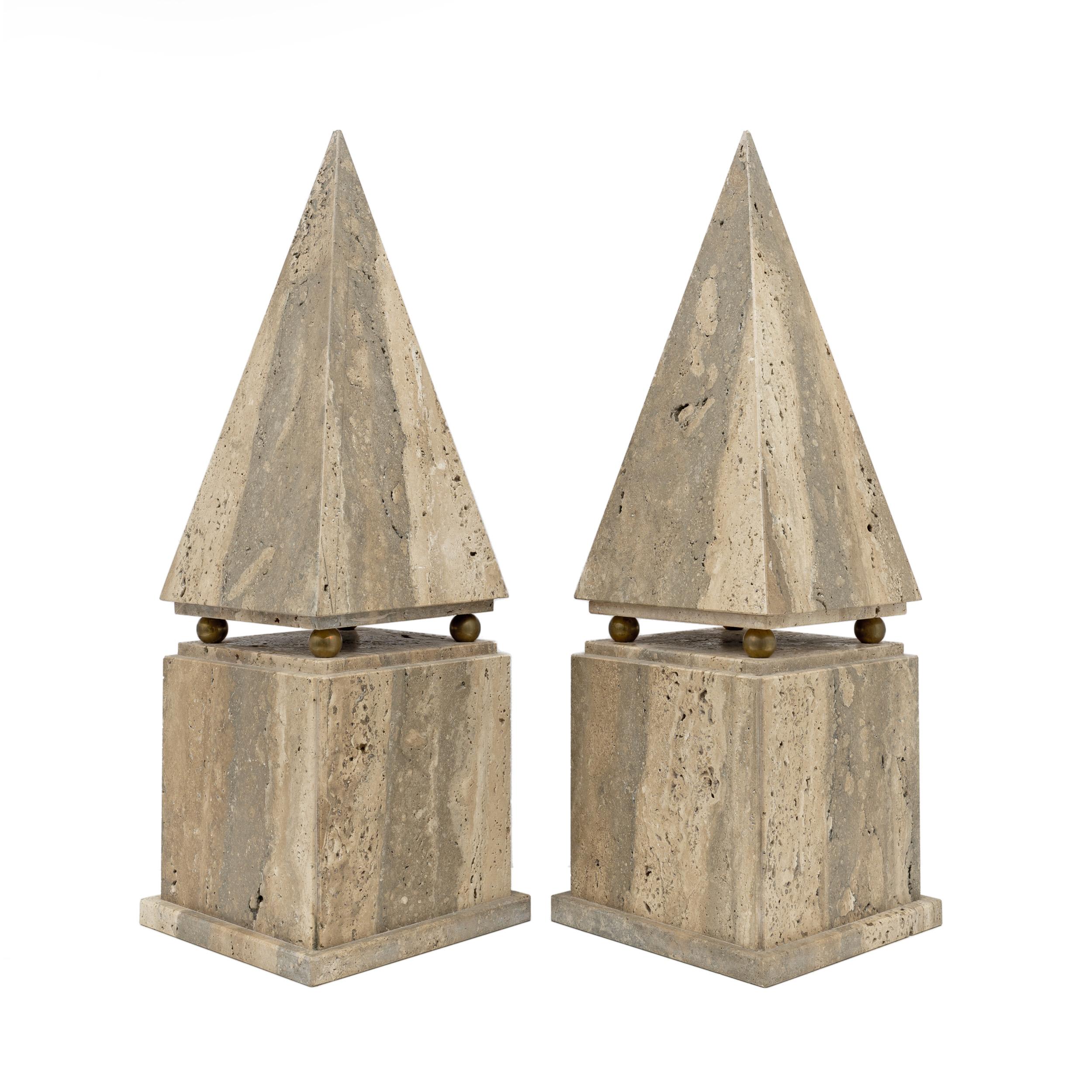 Pair of Italian Minimalist Roman Travertine Obelisk, Italy, 1970 In Good Condition For Sale In Puglia, Puglia