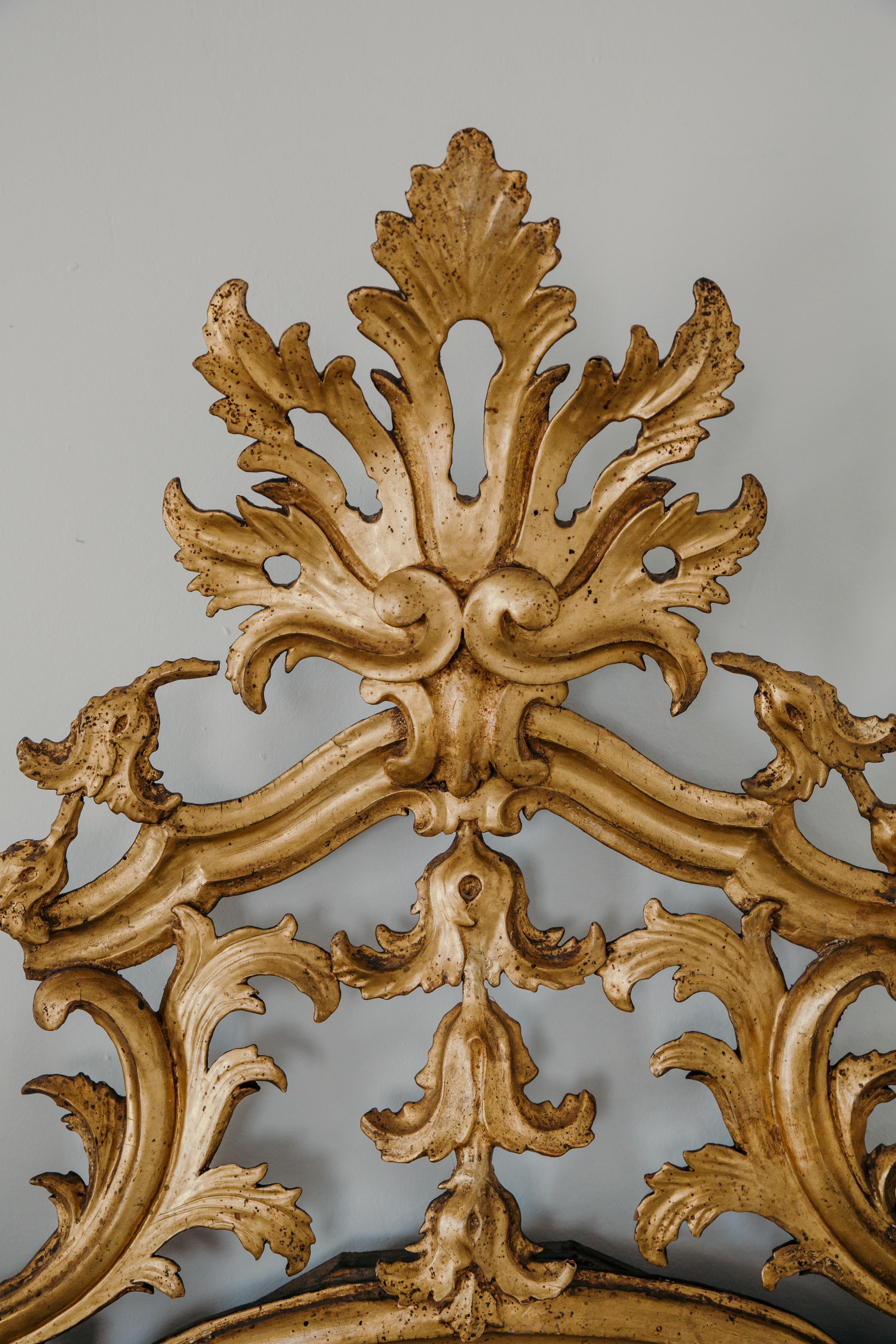 Sculpté à la main Paire de miroirs italiens du 18ème siècle en bois doré, Louis XV en vente