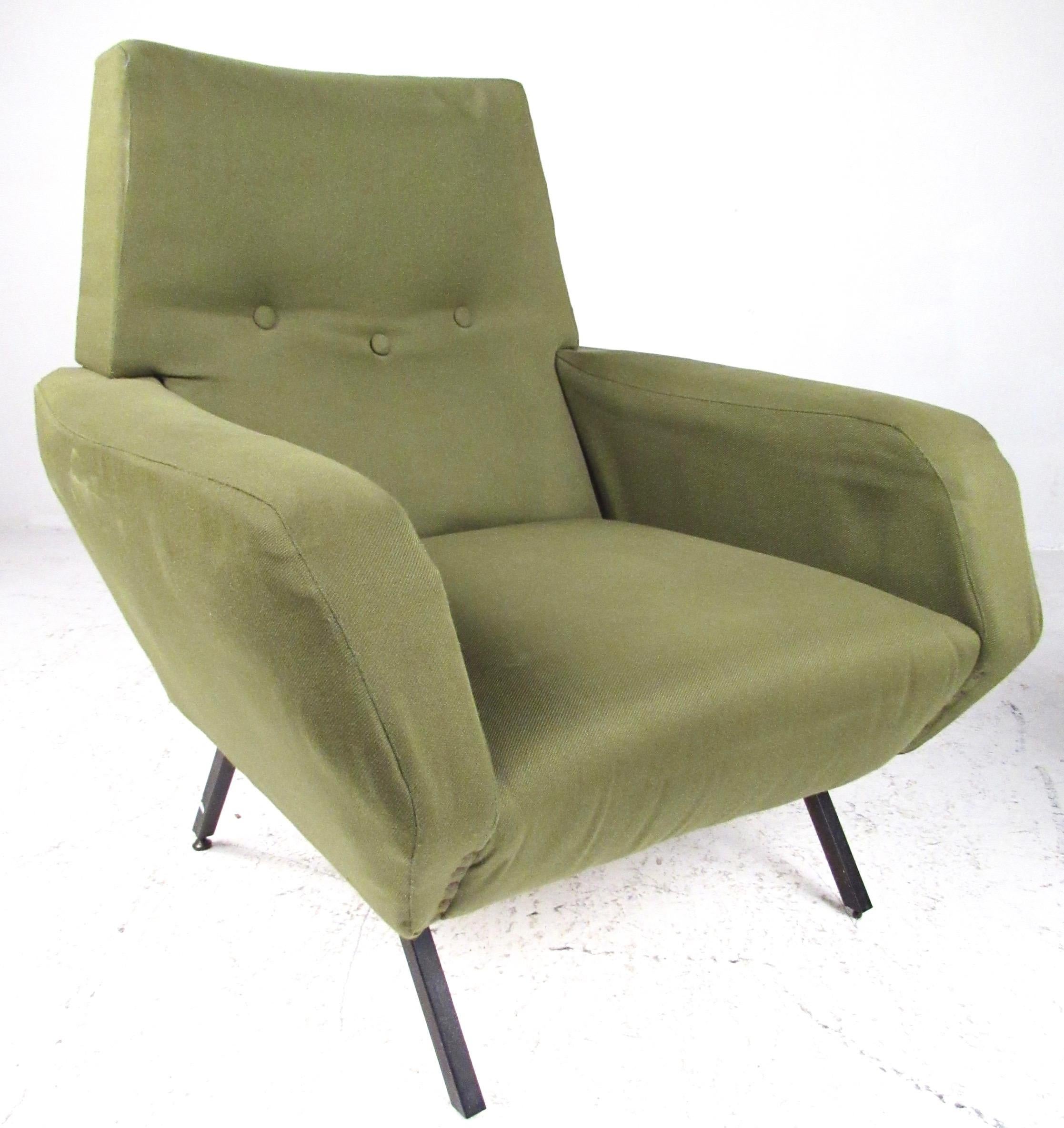 Pair of Italian Modern Armchairs after Osvaldo Borsani In Good Condition For Sale In Brooklyn, NY