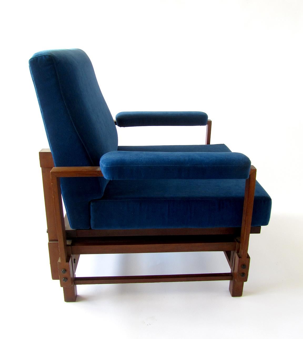 Mid-20th Century Pair of Italian Modern Walnut Armchairs, ISA, attributed to Gio Ponti For Sale