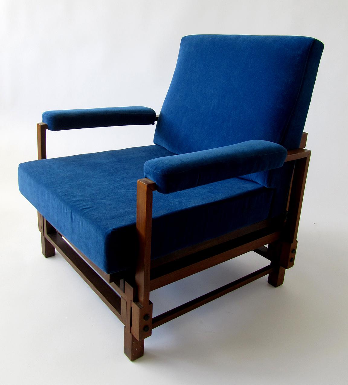 Pair of Italian Modern Walnut Armchairs, ISA, attributed to Gio Ponti For Sale 2