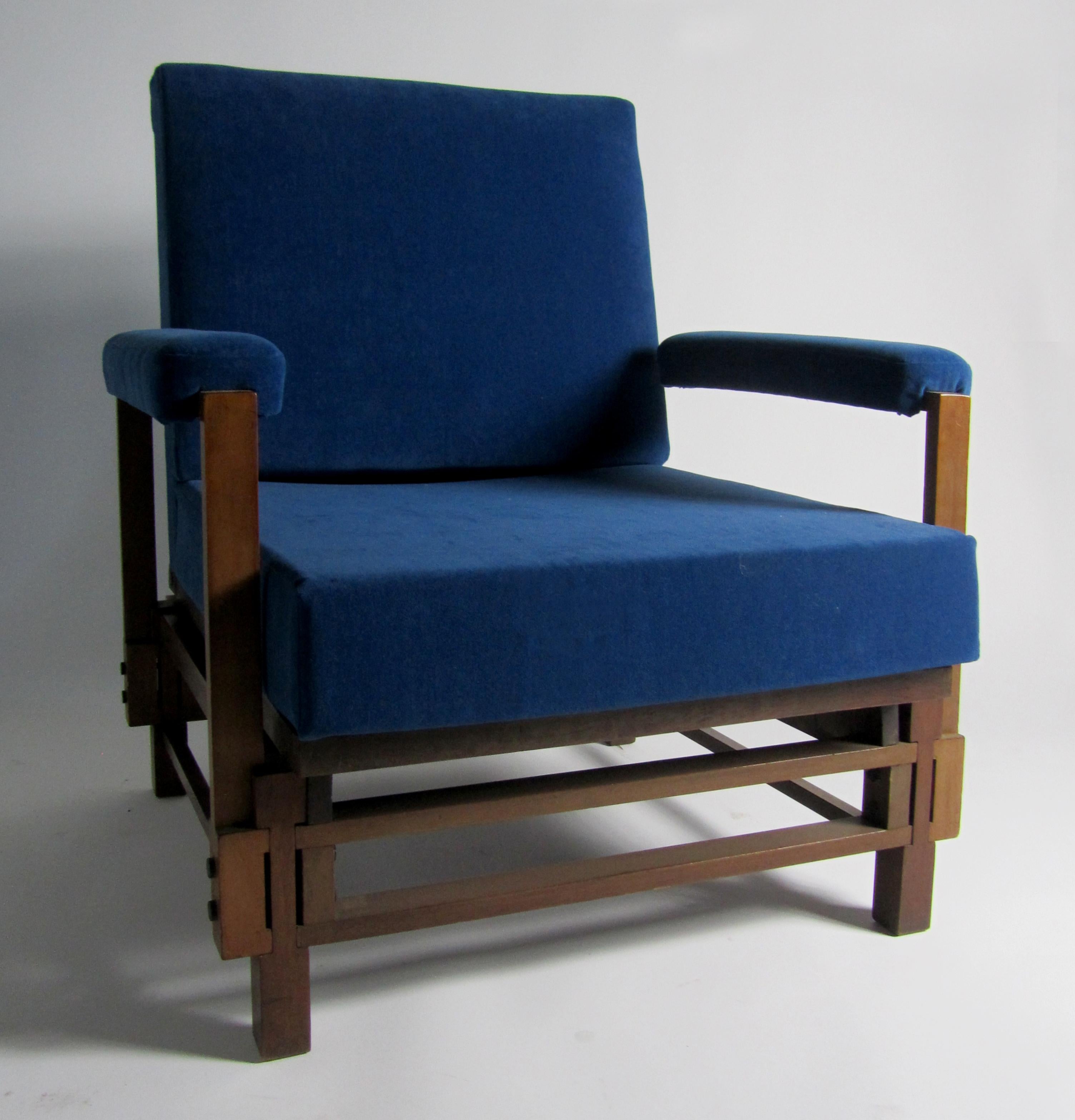 Pair of Italian Modern Walnut Armchairs, ISA, attributed to Gio Ponti For Sale 4