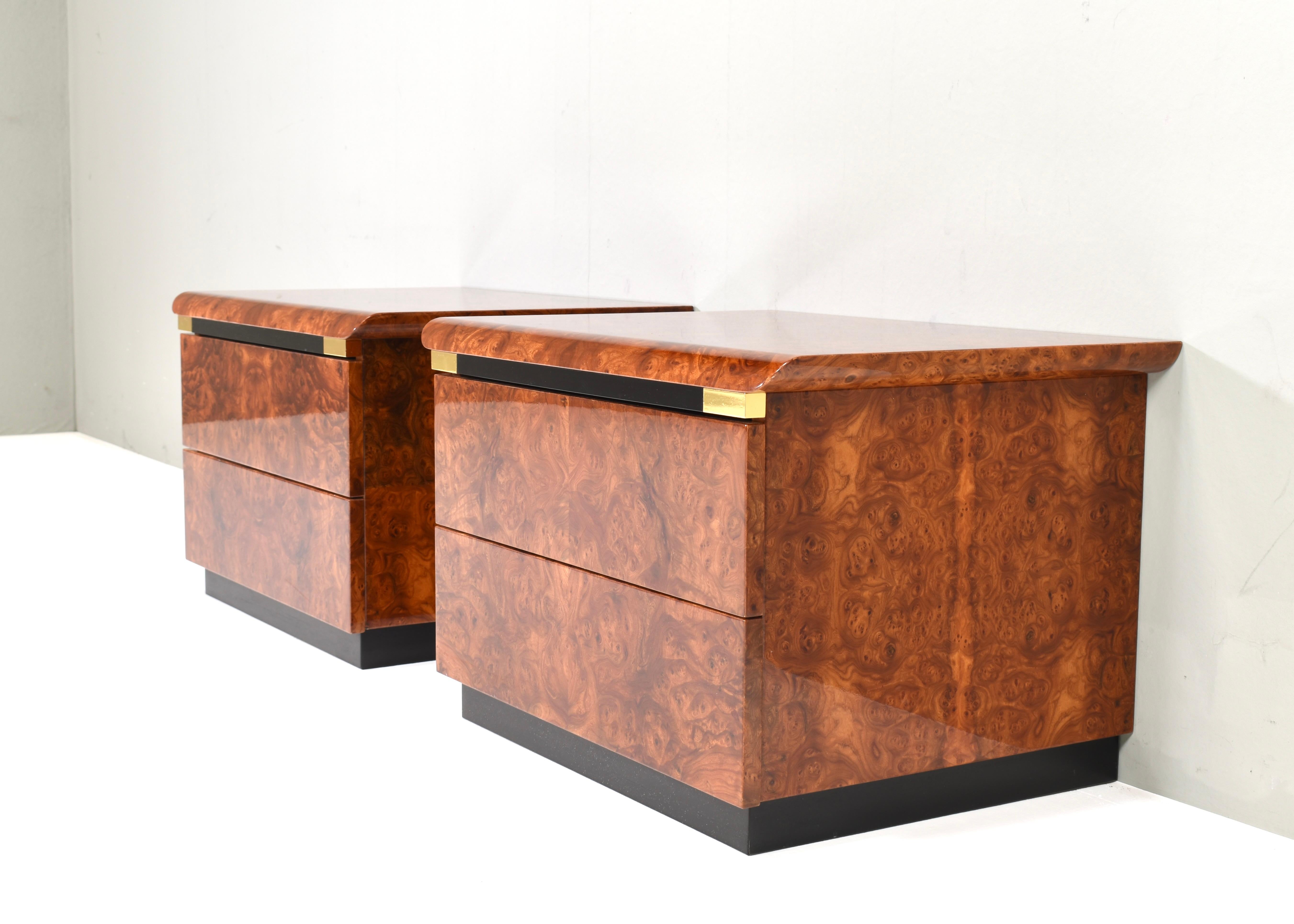 Superbe paire de tables de nuit en bois massif avec détails en laiton et noir, Italie - années 1970.
La loupe a été finie avec un vernis très brillant.
Ils proviennent d'une chambre d'amis et n'ont donc pas été beaucoup utilisés.
Designer :