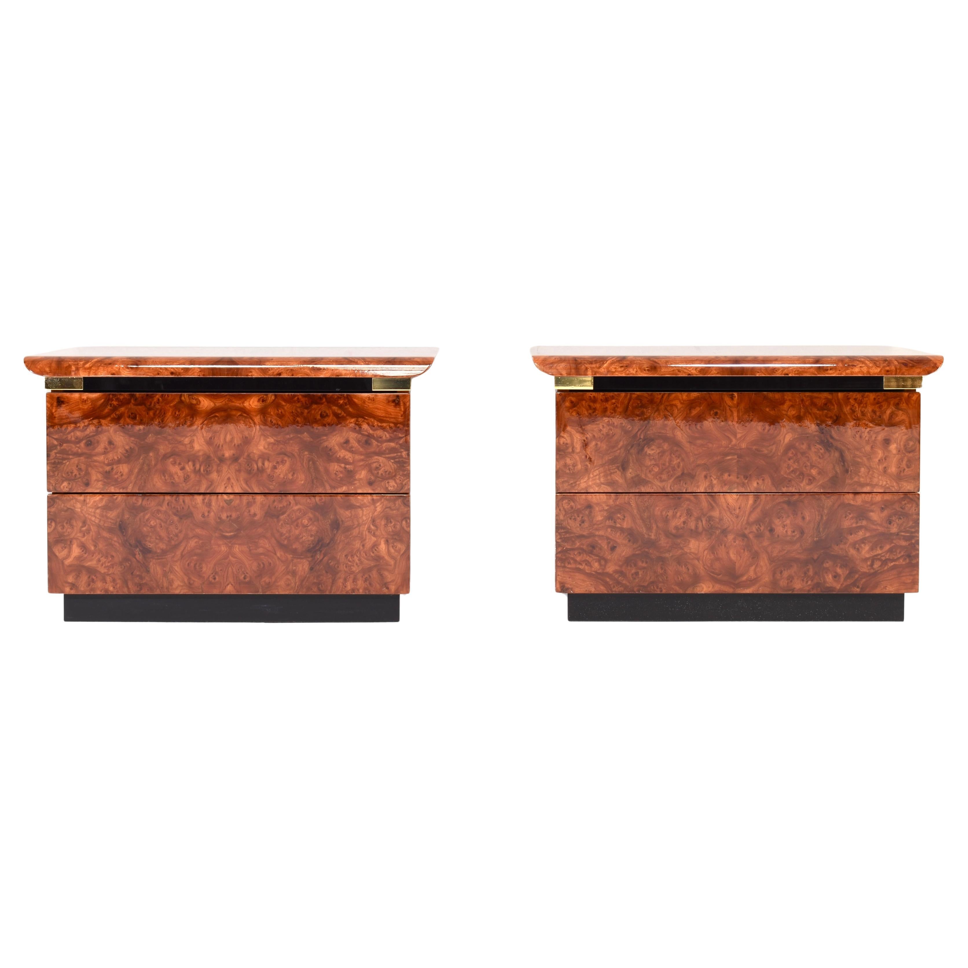 Mid-Century Modern Paire de tables de nuit Art déco modernes italiennes en broussin et laiton, Italie - années 1970 en vente