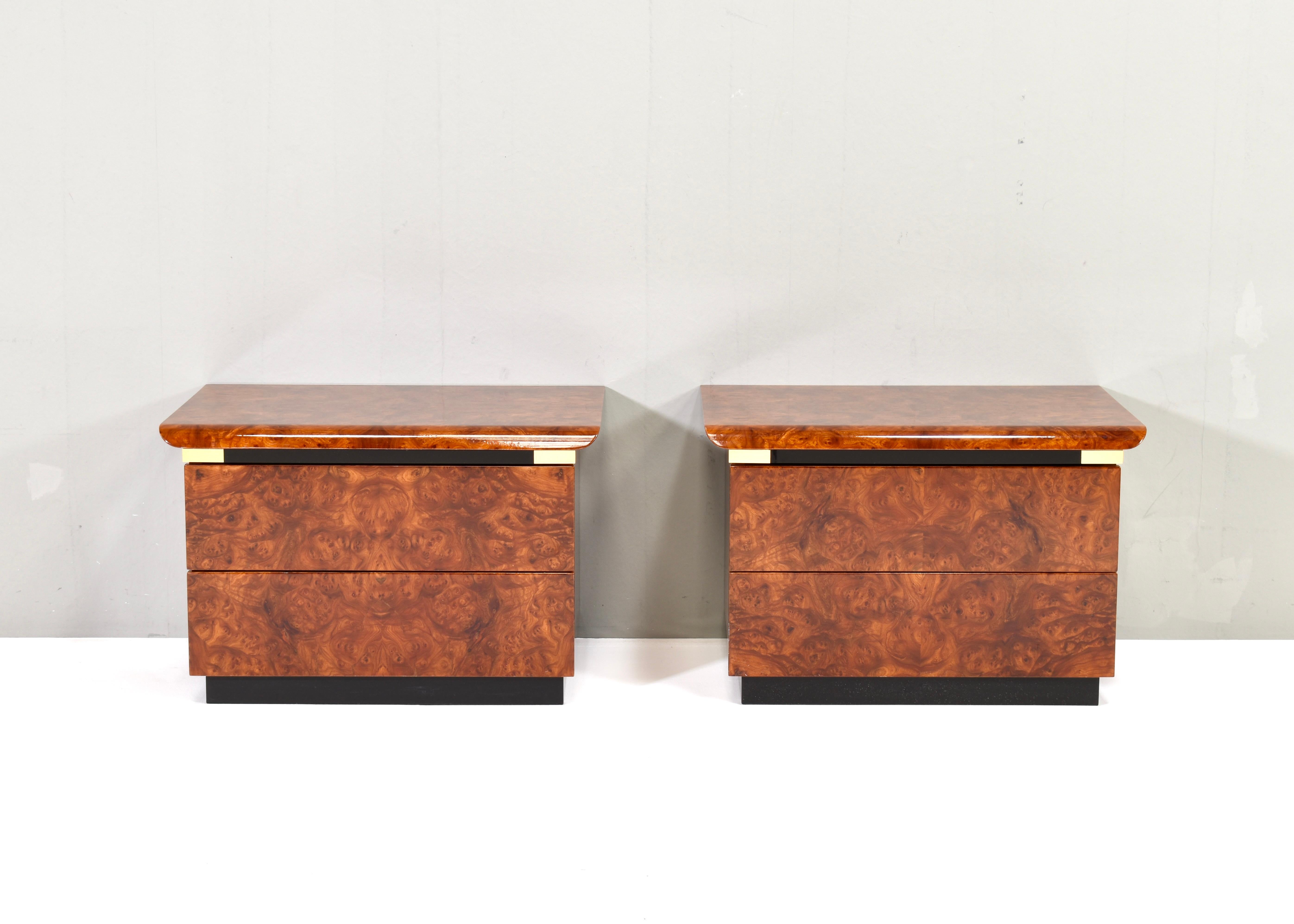 Fin du 20e siècle Paire de tables de nuit Art déco modernes italiennes en broussin et laiton, Italie - années 1970 en vente
