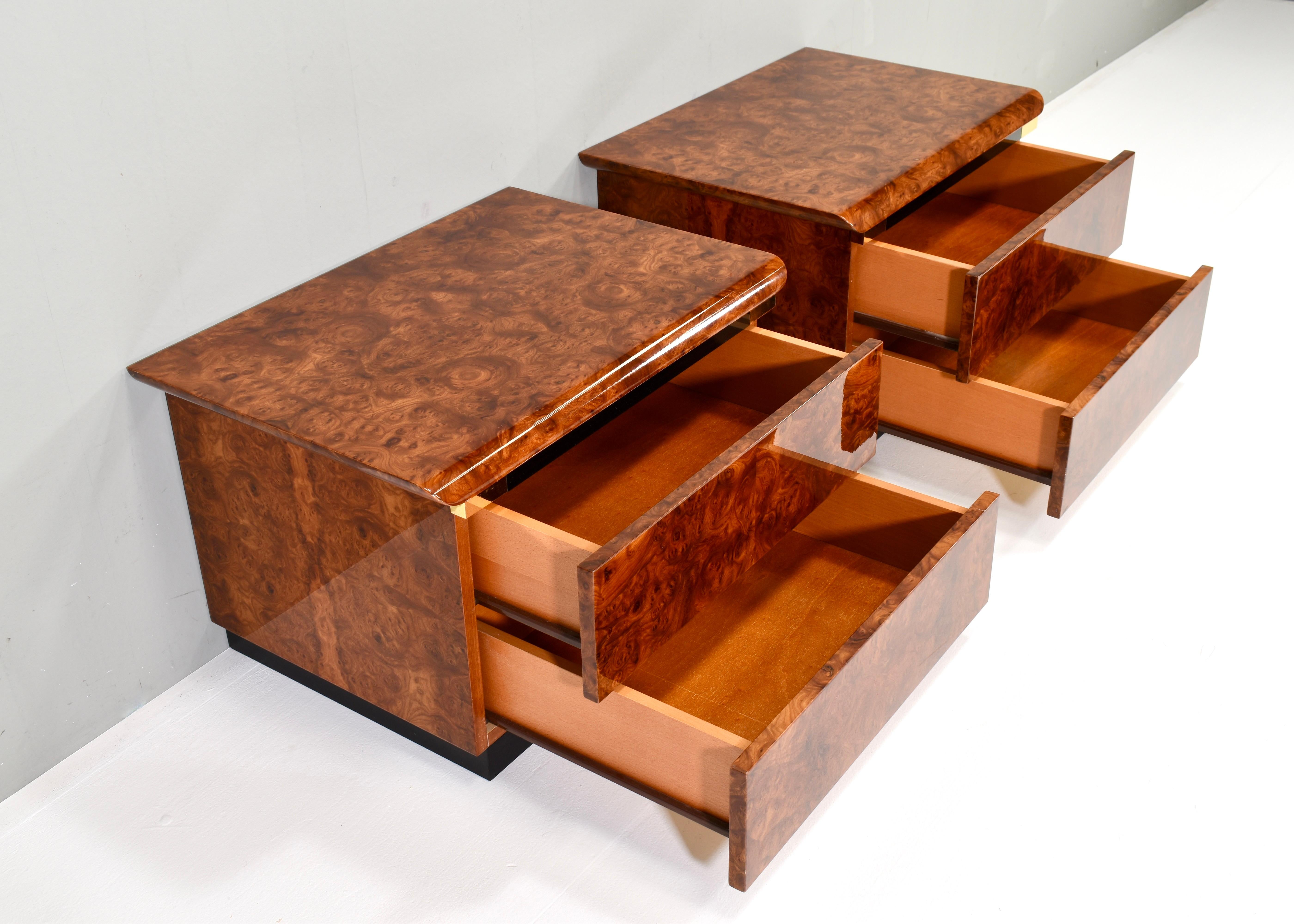 Laiton Paire de tables de nuit Art déco modernes italiennes en broussin et laiton, Italie - années 1970 en vente