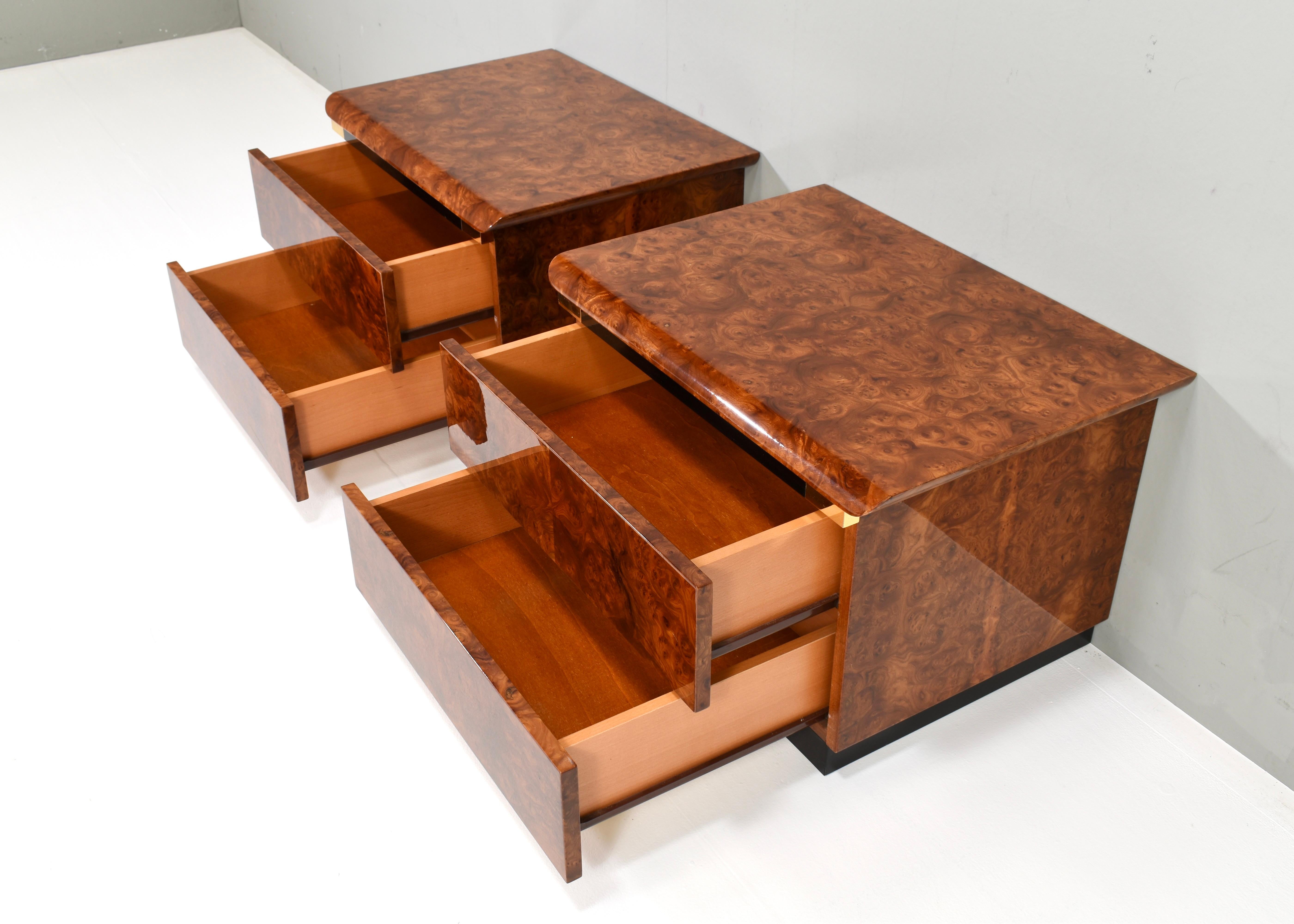 Paire de tables de nuit Art déco modernes italiennes en broussin et laiton, Italie - années 1970 en vente 1