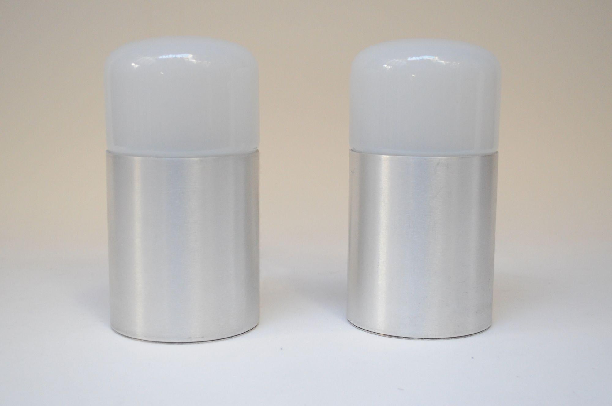 Paire de lampes de chevet/table italiennes modernes en verre opalin et aluminium brossé en vente 9