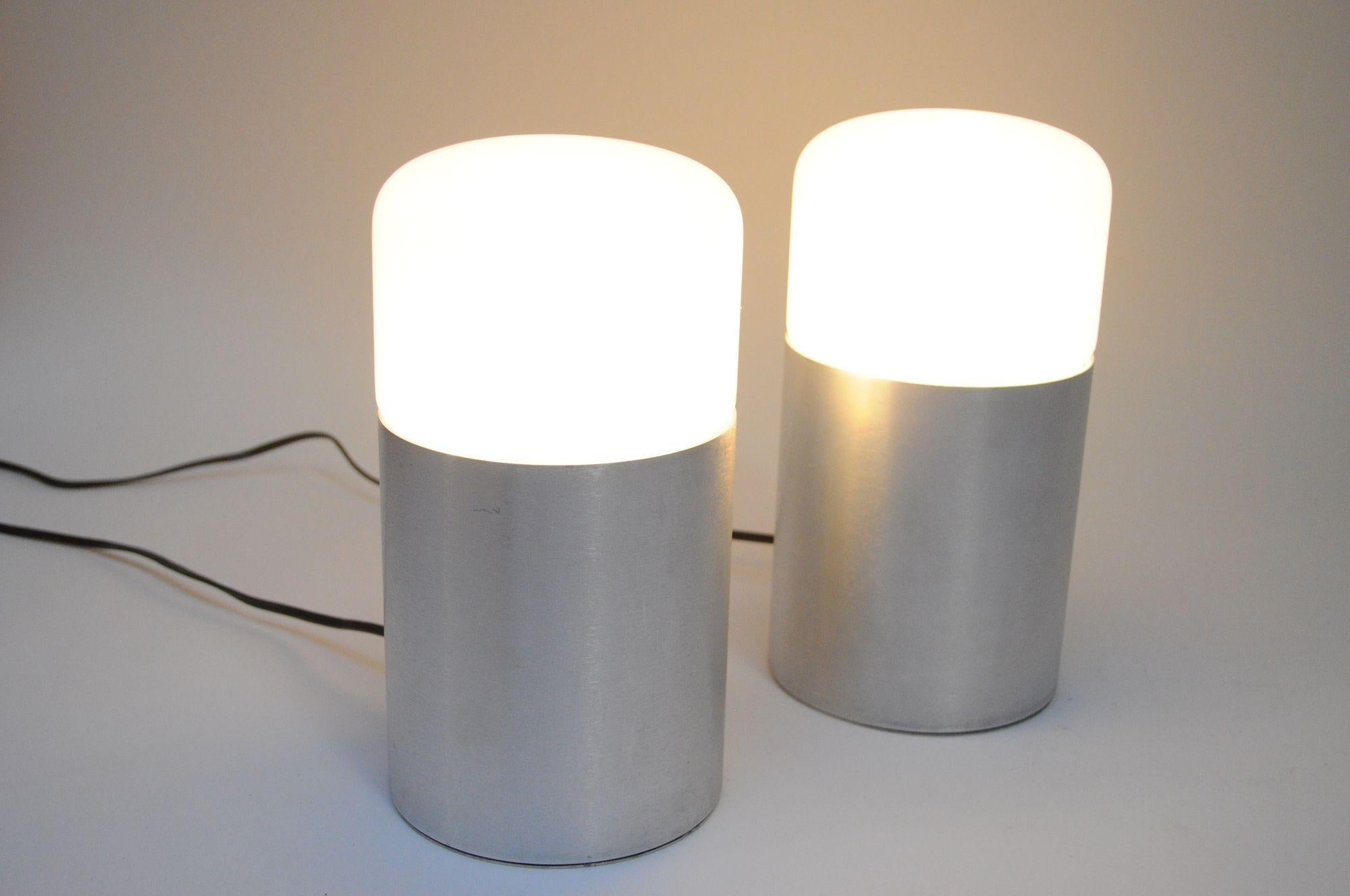 Paire de lampes de chevet/table italiennes modernes en verre opalin et aluminium brossé en vente 10