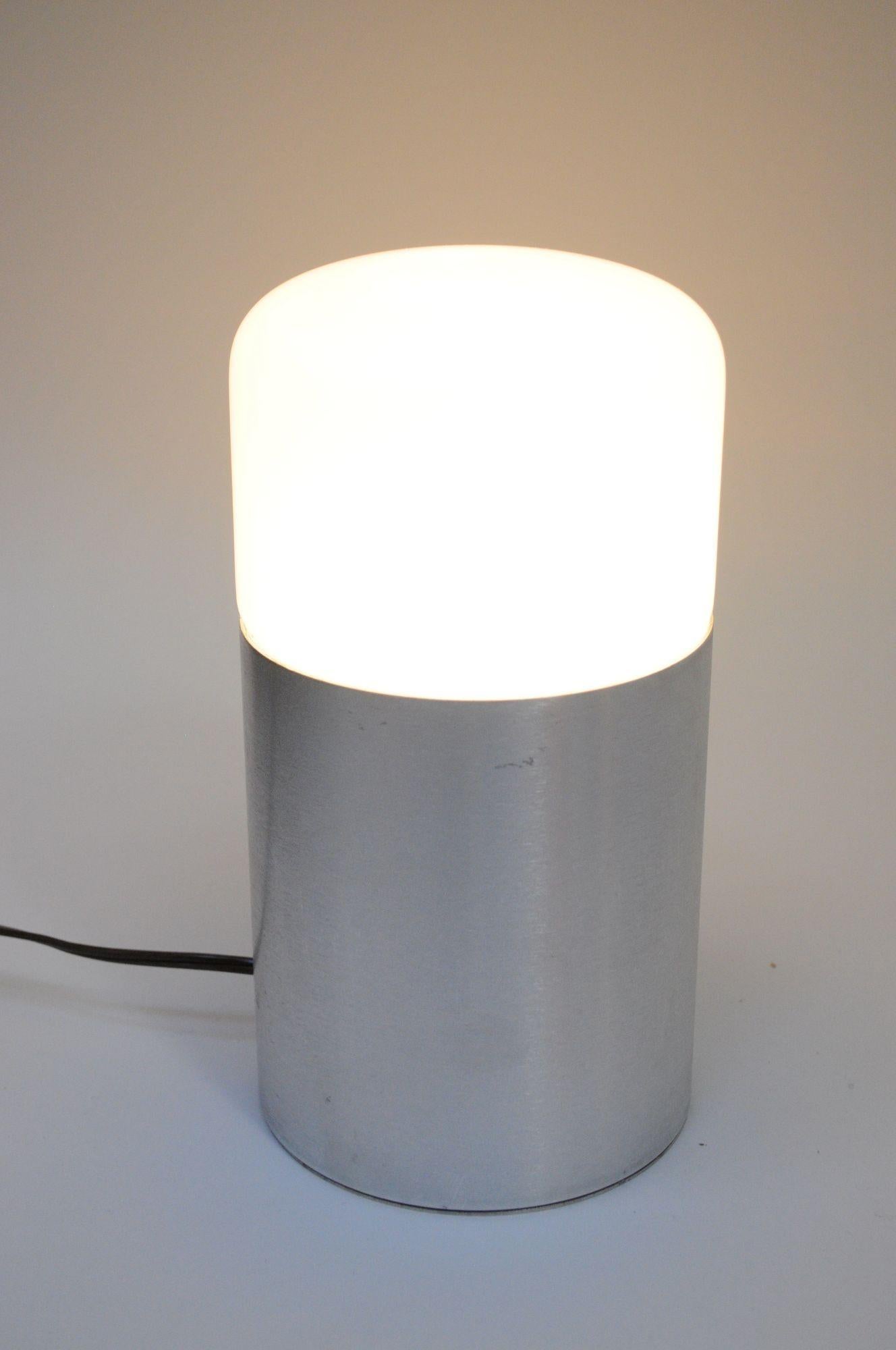 Aluminium Paire de lampes de chevet/table italiennes modernes en verre opalin et aluminium brossé en vente