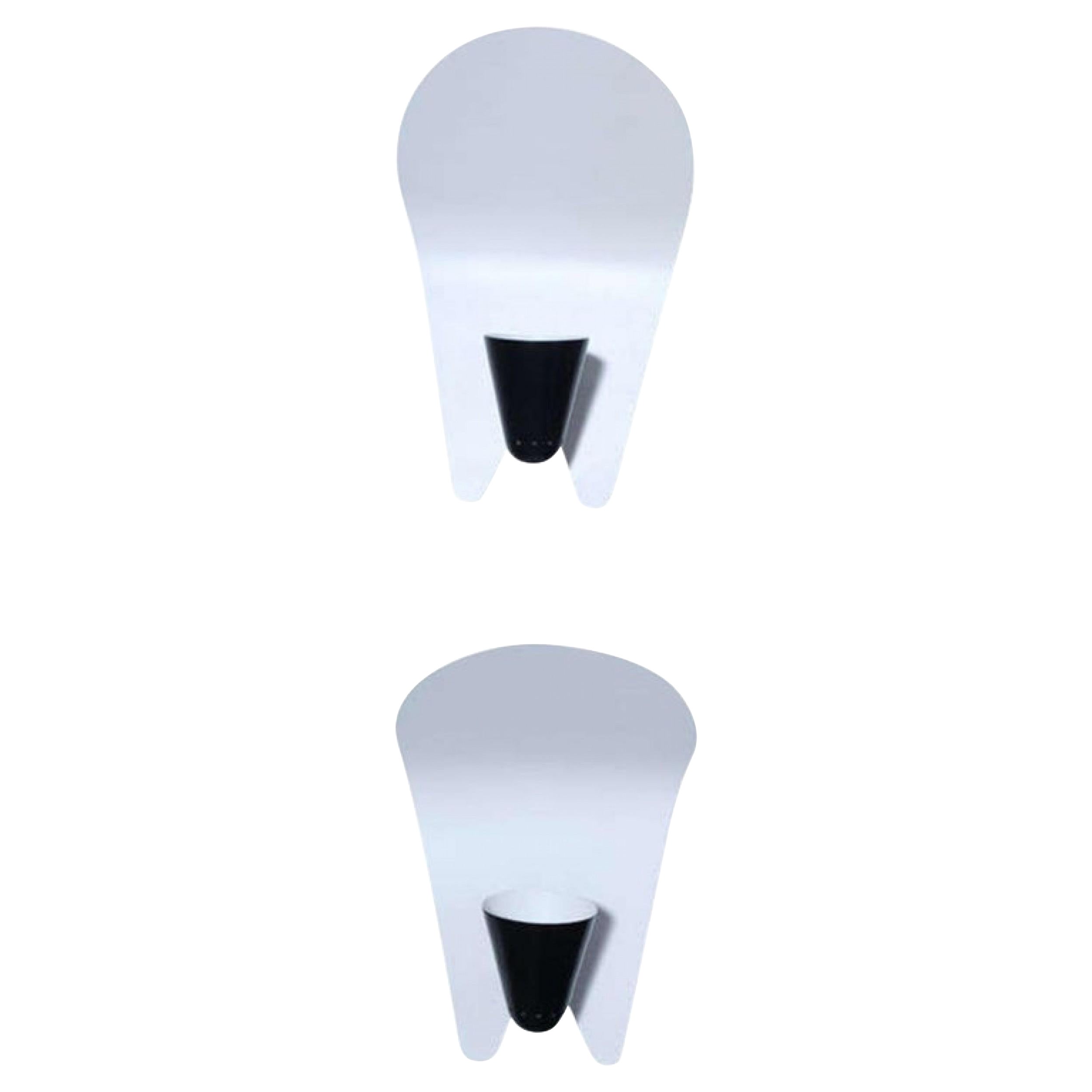 Paire de lampes murales/réflecteurs émaillés noirs et blancs, appliques, de style The Moderns en vente