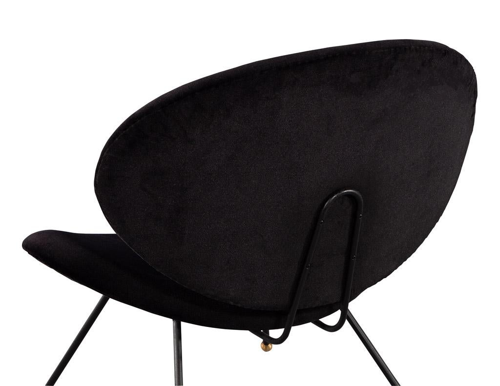 Paar moderne italienische Stühle aus schwarzem Samt mit Akzent im Angebot 3