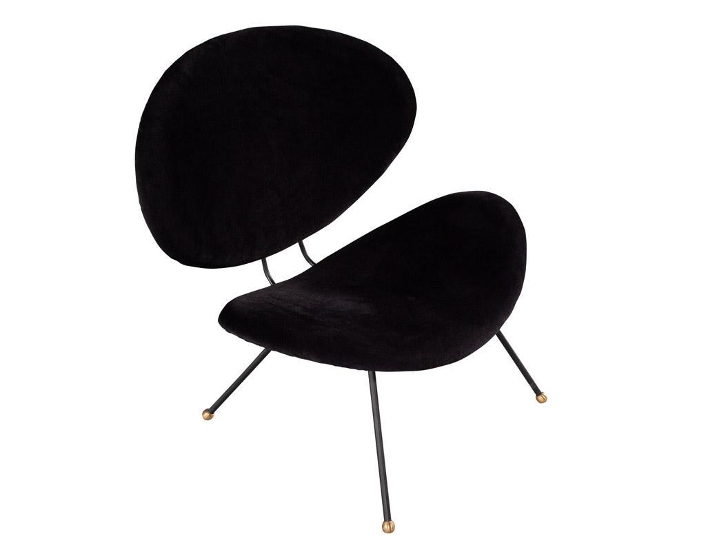 Paar moderne italienische Stühle aus schwarzem Samt mit Akzent im Angebot 6