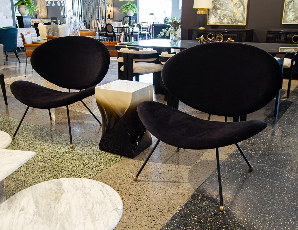 Paar moderne italienische Stühle aus schwarzem Samt mit Akzent im Angebot 9