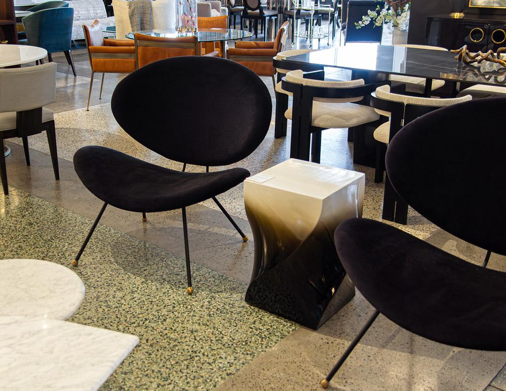 Paar moderne italienische Stühle aus schwarzem Samt mit Akzent im Angebot 10