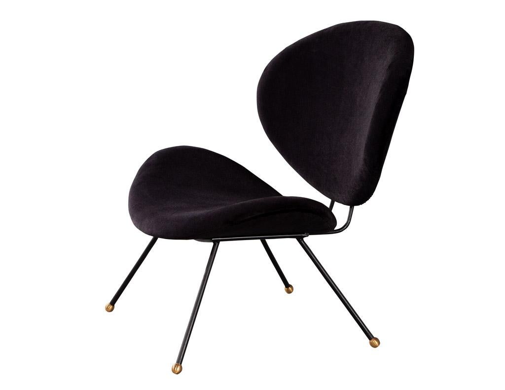 Paar moderne italienische Stühle aus schwarzem Samt mit Akzent (Metall) im Angebot