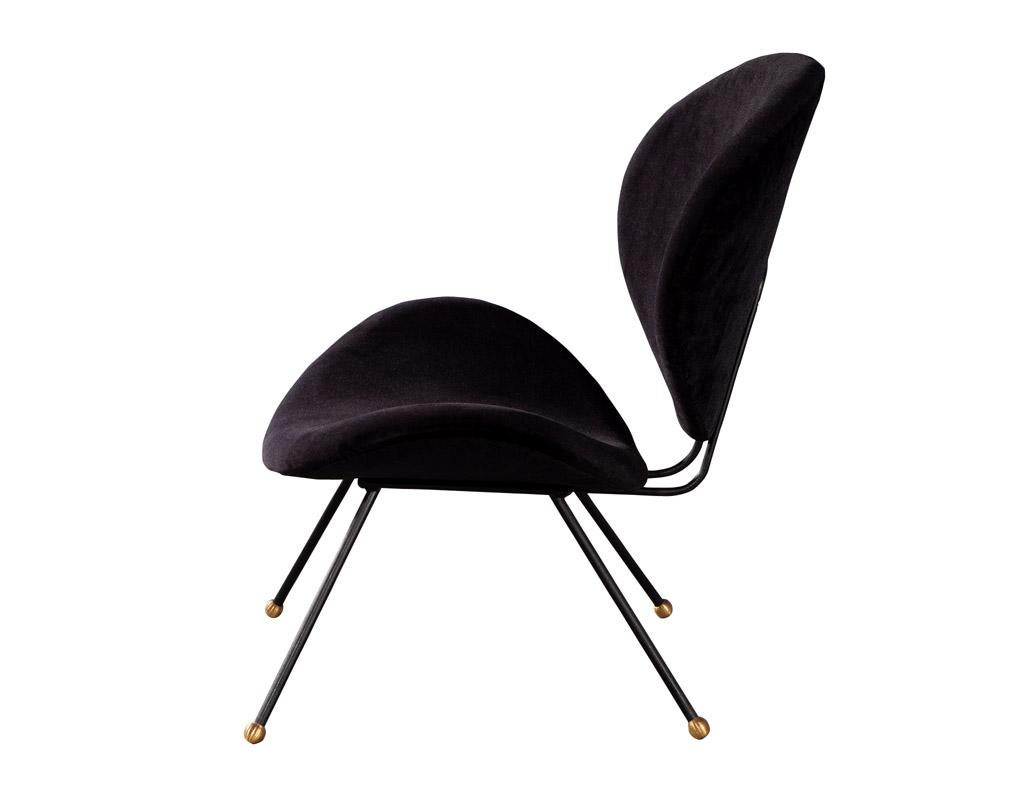 Paar moderne italienische Stühle aus schwarzem Samt mit Akzent im Angebot 1