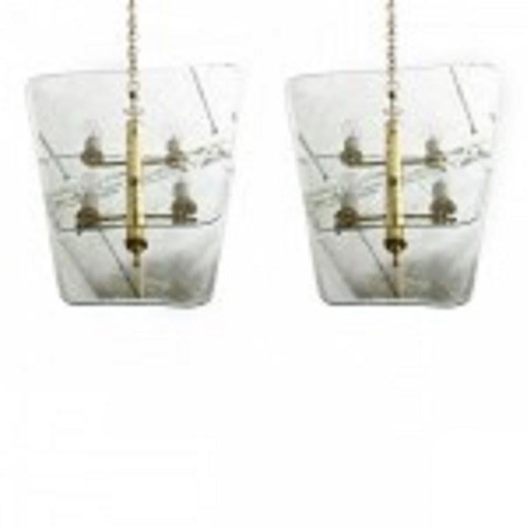COPPIA di lampadari / pendenti in ottone e vetro acidato della metà del secolo scorso con struttura in vetro a forma di cubo con un disegno di diamante acidato e montante centrale in ottone con 2 coppie di luci (PIETRO CHIESA) (PREZZO A COPPIA)