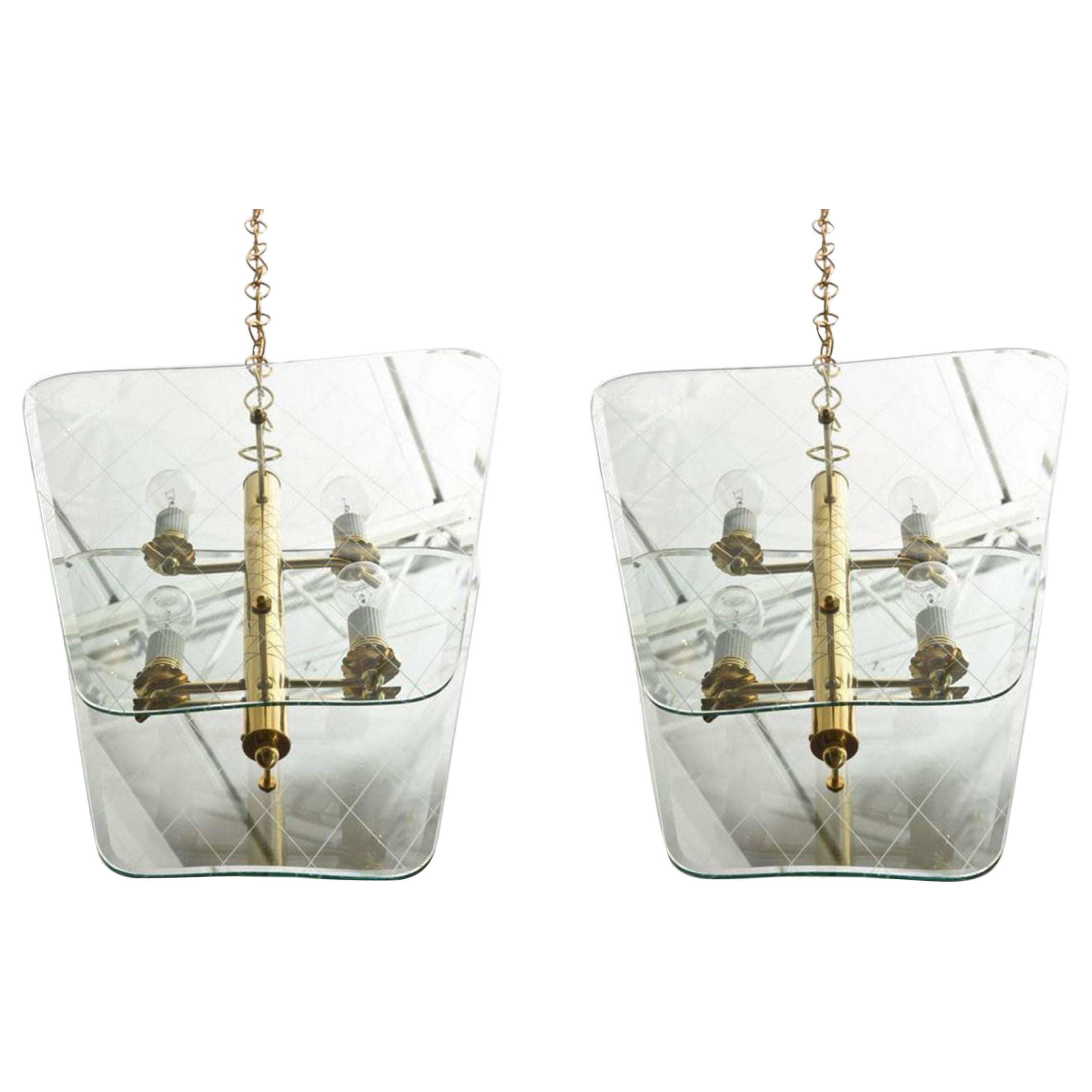 Paire de lustres/pendentifs italiens modernes en laiton et verre gravé Pietro Chiesa en vente