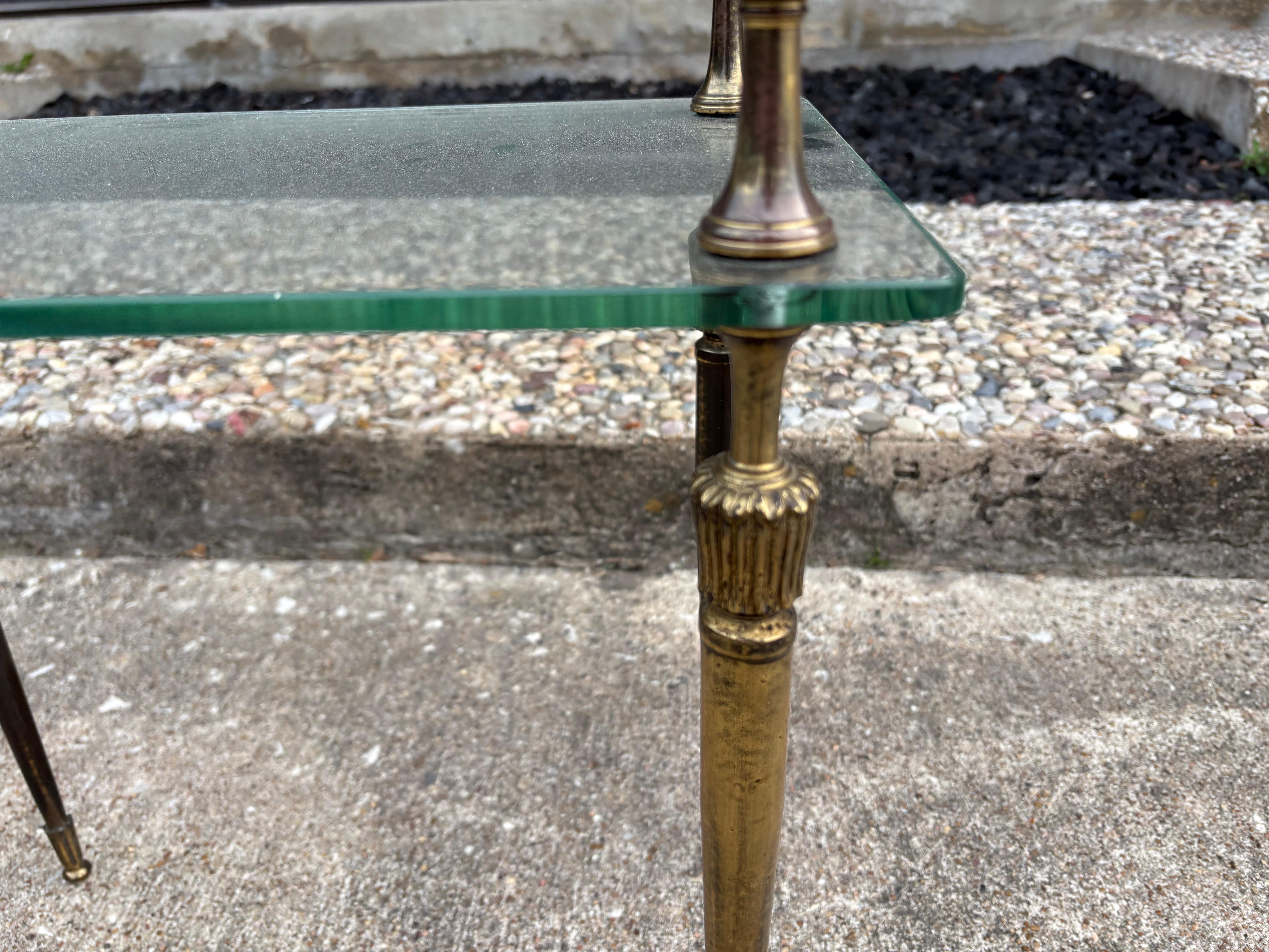 Paire de tables modernes italiennes en laiton et verre Bon état - En vente à Houston, TX