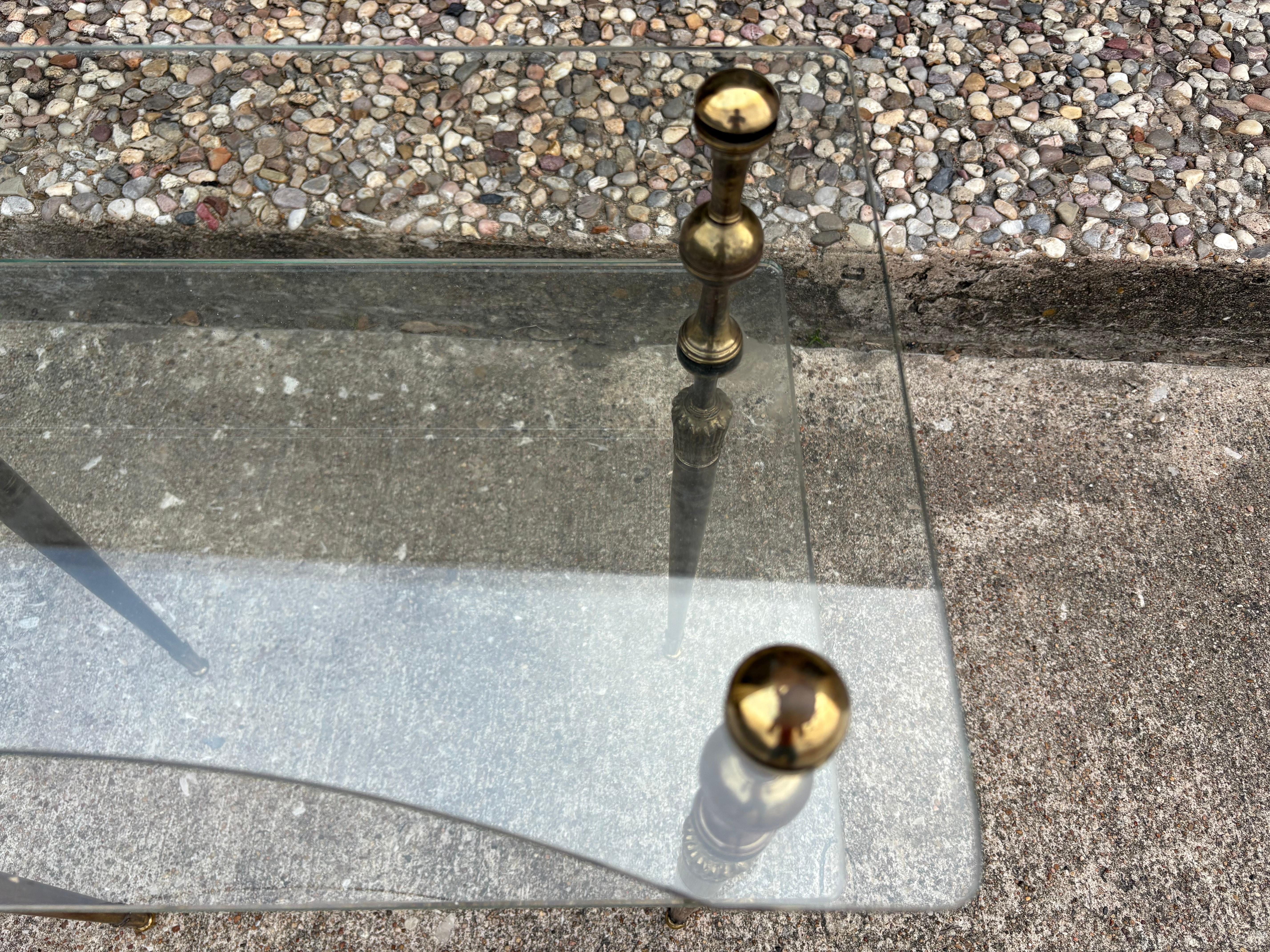 Paire de tables modernes italiennes en laiton et verre en vente 2