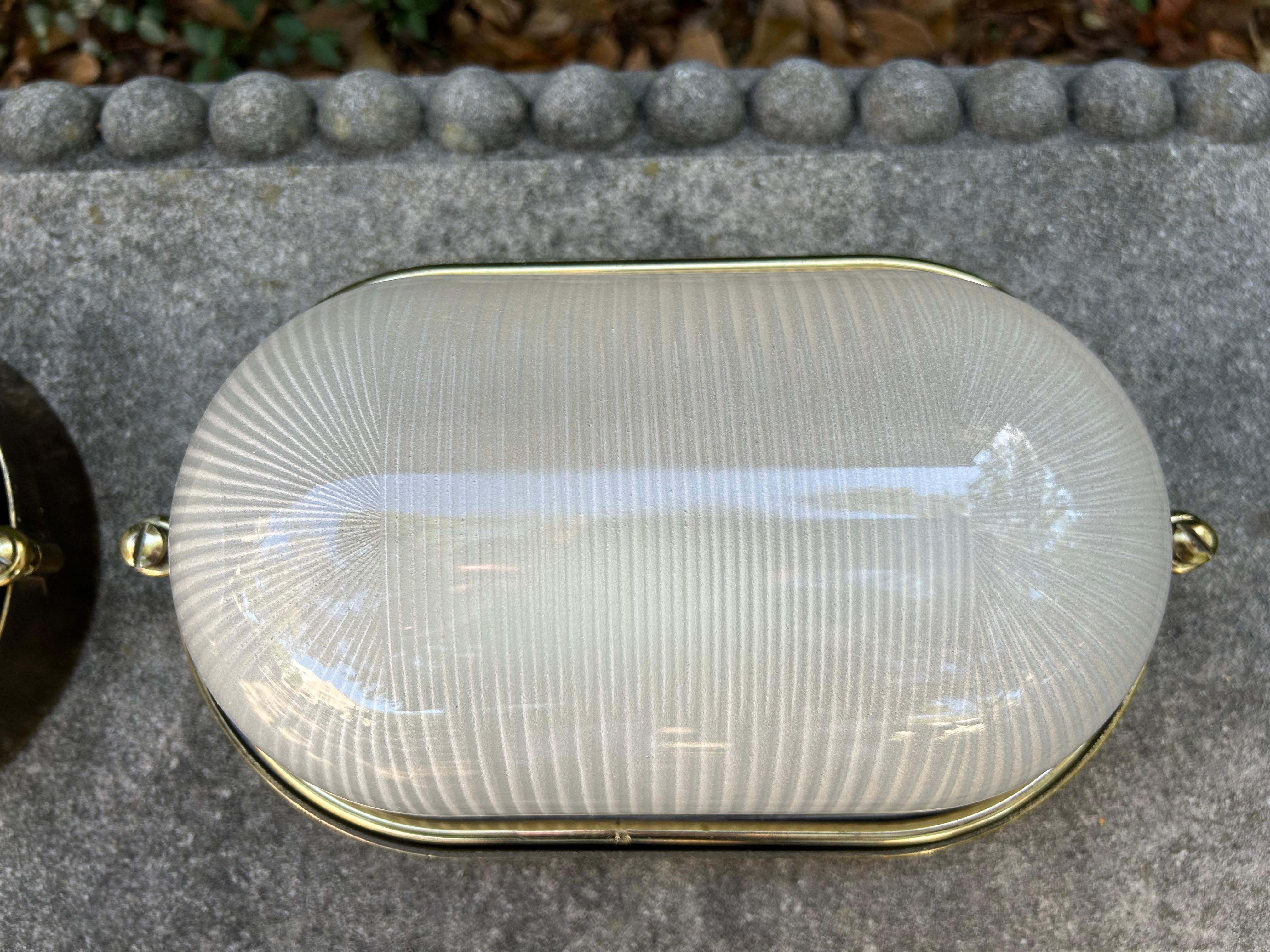 Coppia di lampade moderne italiane in ottone e vetro di Murano in vendita 3