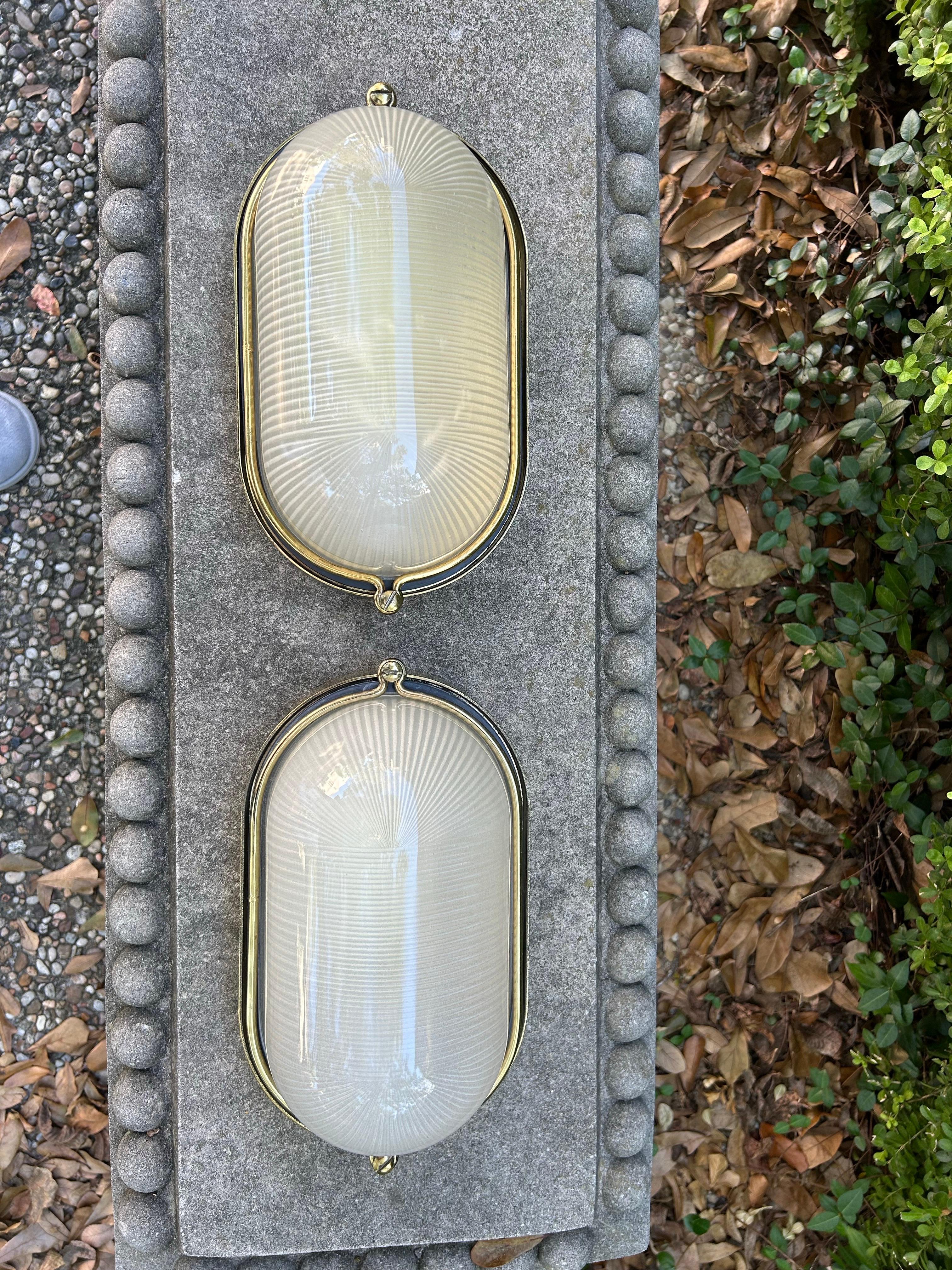Coppia di lampade moderne in ottone e vetro di Murano.
In offerta c'è una grande coppia di applique Barovier&Toso in ottone e vetro di Murano.
Queste applique in stile Art Déco sono state realizzate per essere esposte in orizzontale, ma possono