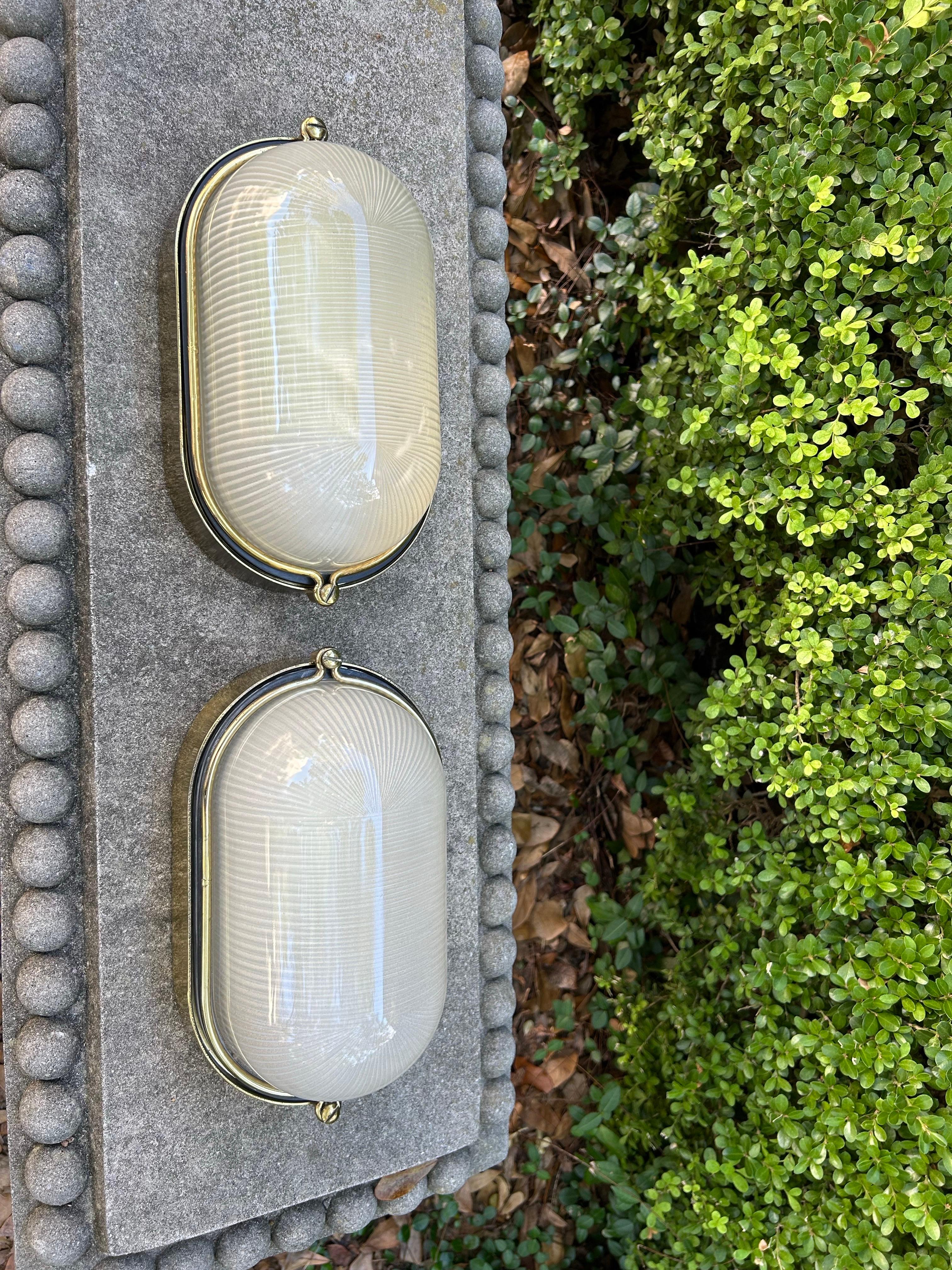 Mid-Century moderno Coppia di lampade moderne italiane in ottone e vetro di Murano in vendita
