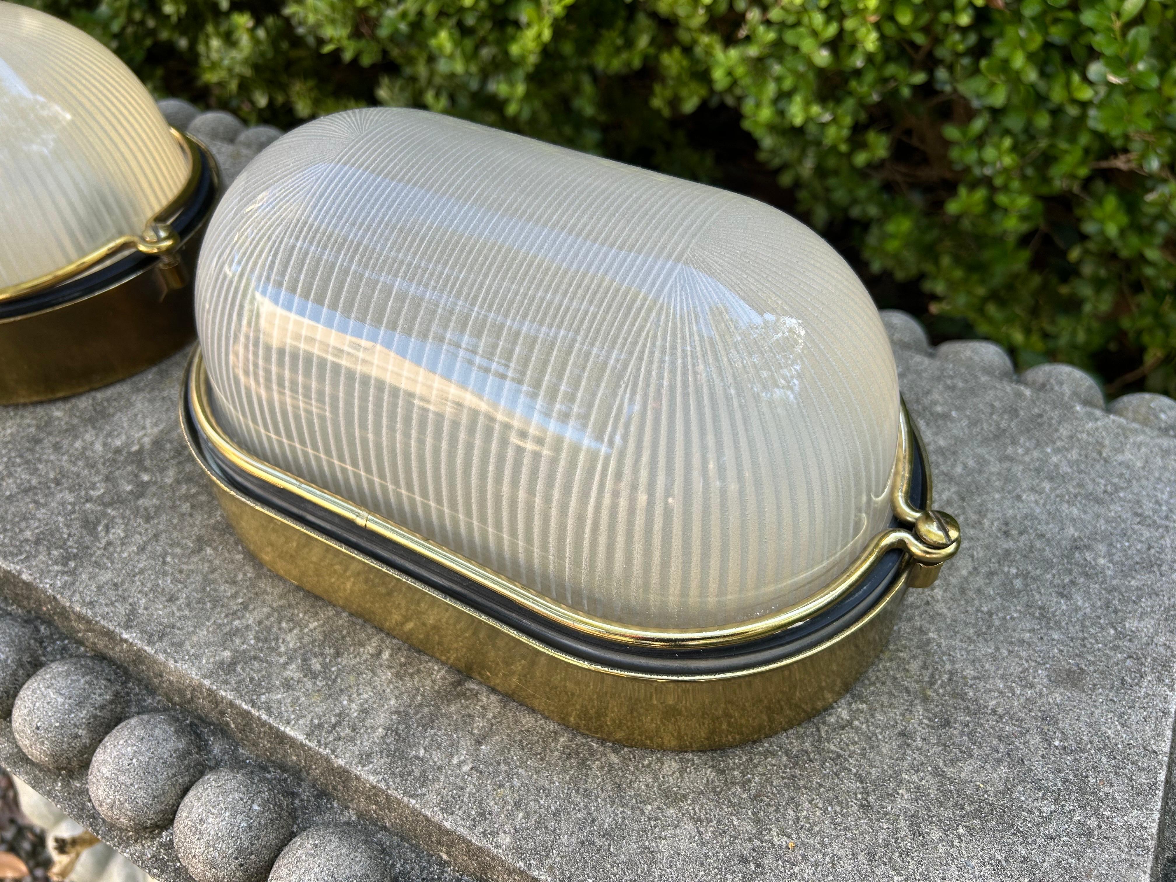 Italiano Coppia di lampade moderne italiane in ottone e vetro di Murano in vendita