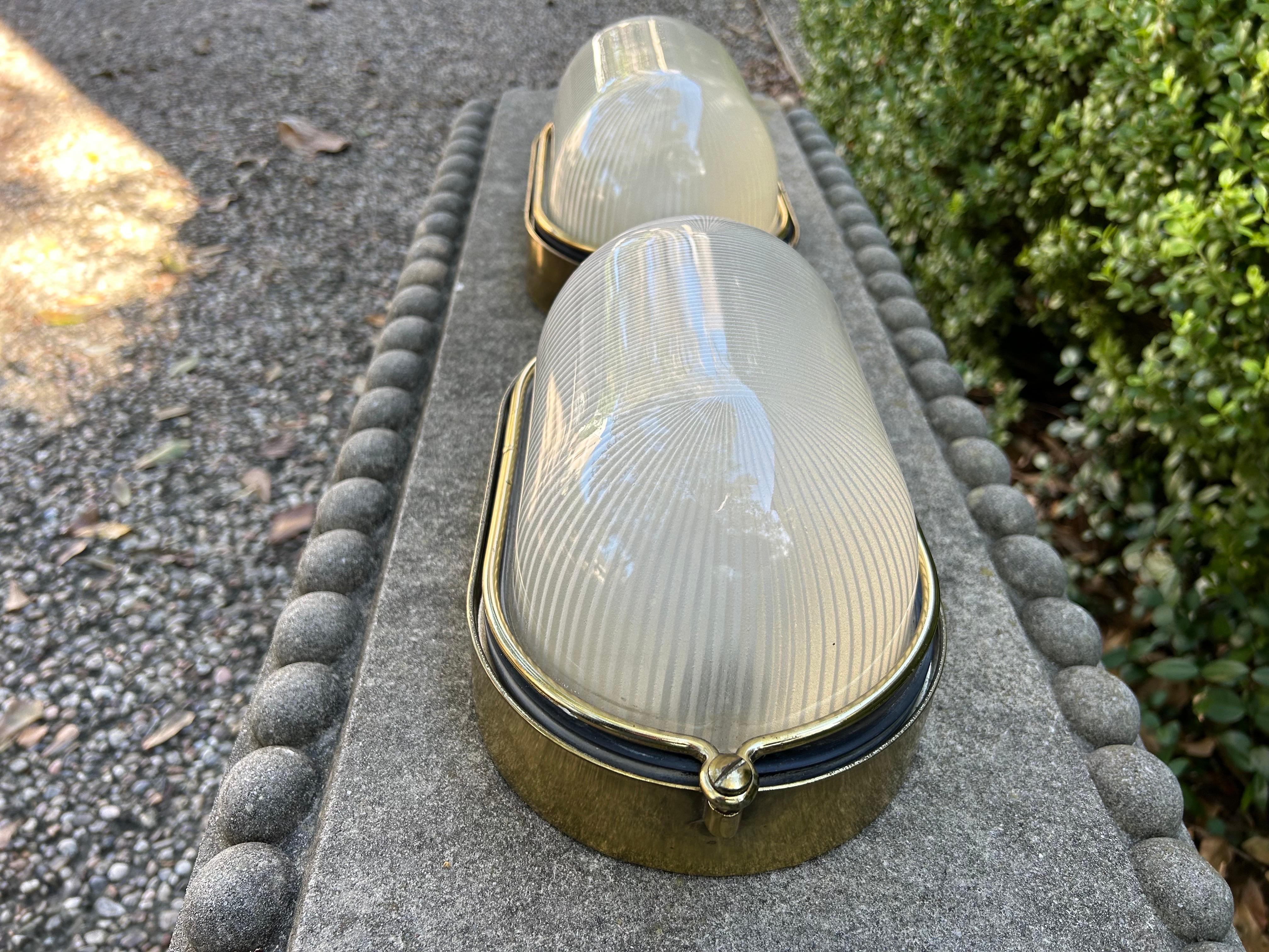 Coppia di lampade moderne italiane in ottone e vetro di Murano in vendita 2