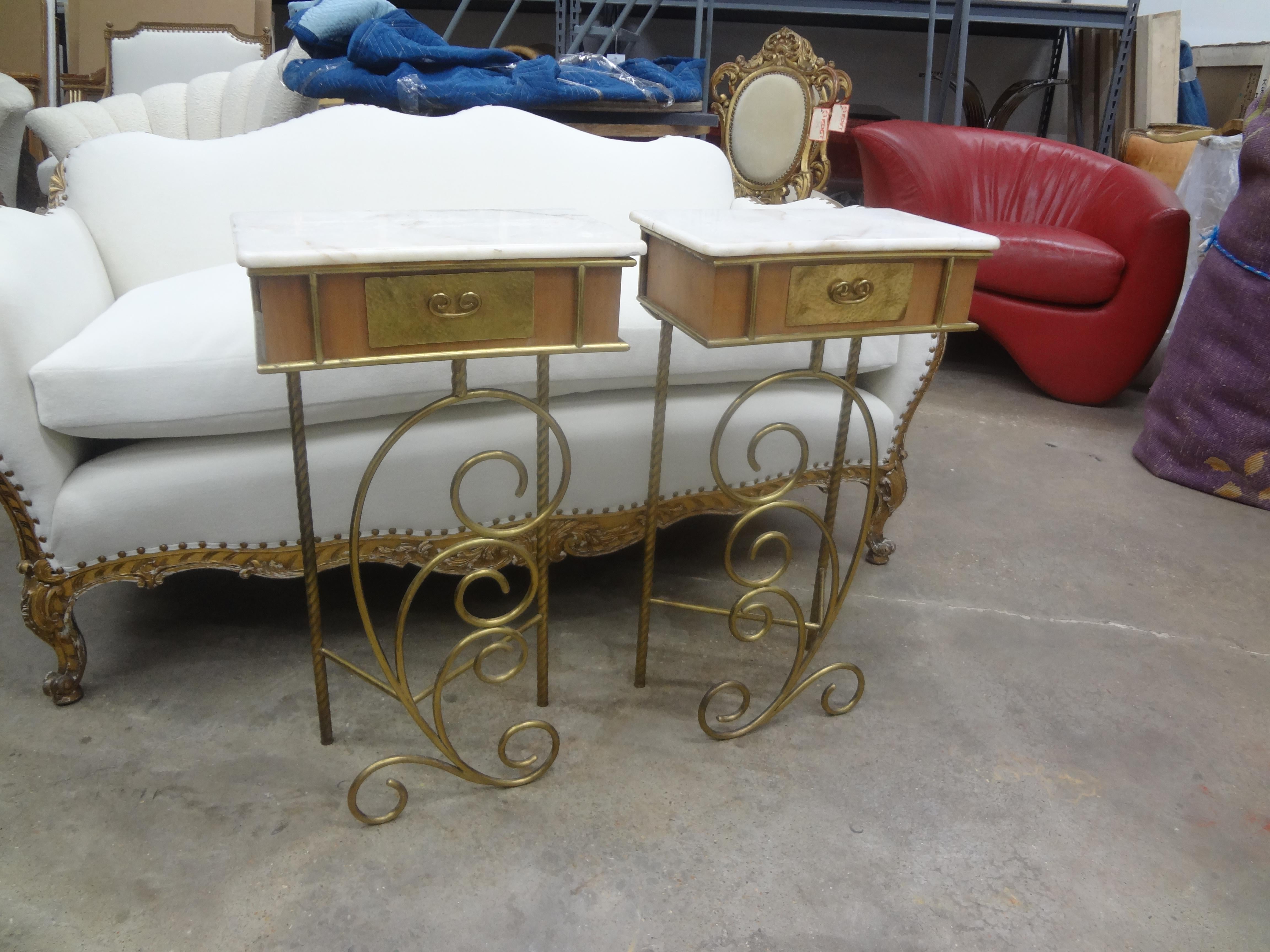 Pair of Italian Modern Brass Nightstands or Tables For Sale 5