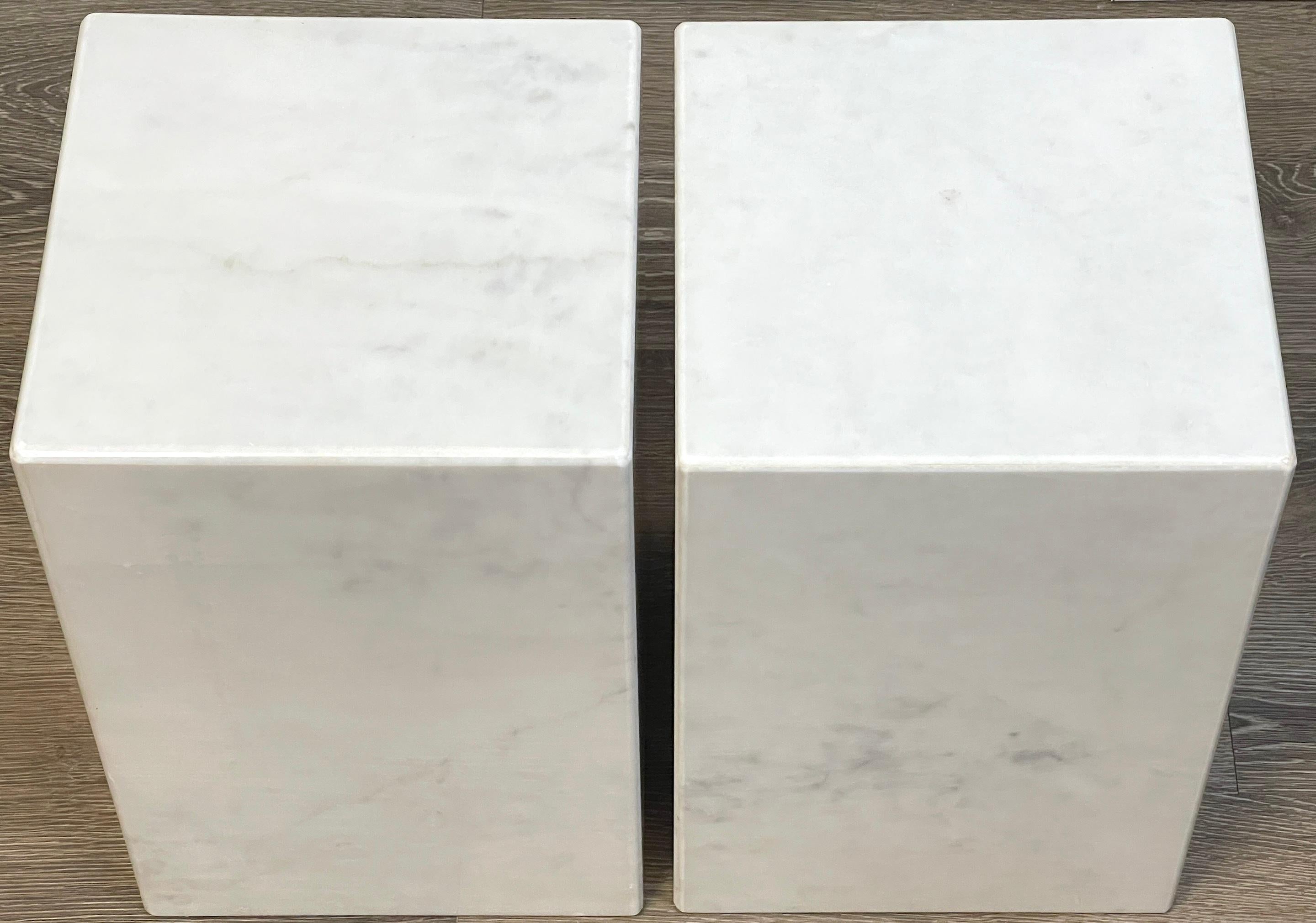 Pareja de mesas auxiliares modernas italianas de mármol Carrera monolito Italiano en venta