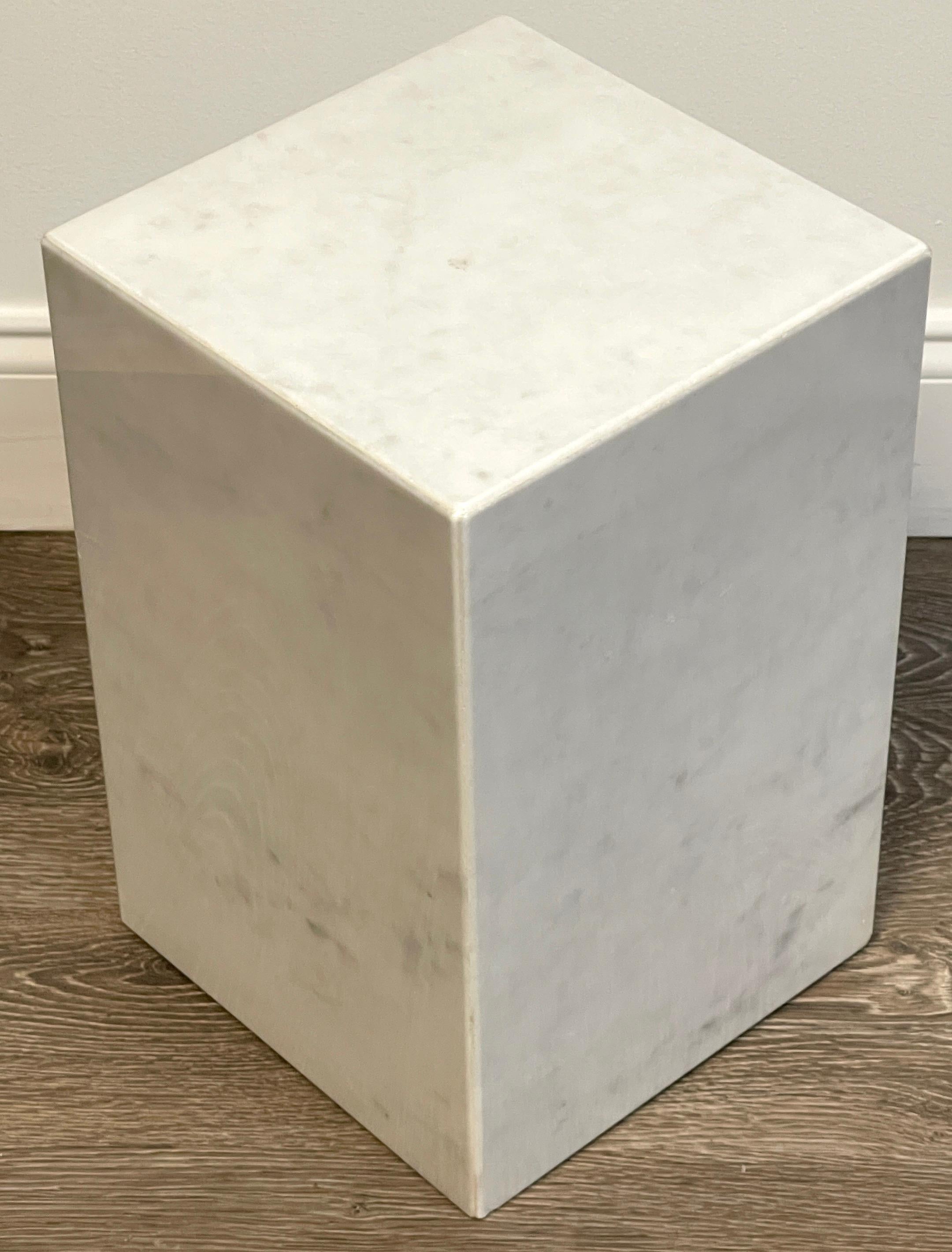 Pareja de mesas auxiliares modernas italianas de mármol Carrera monolito Mármol de Carrara en venta