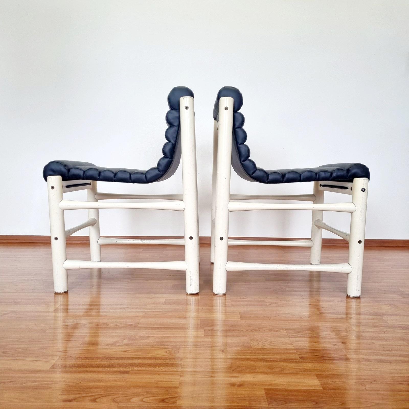 Mid-Century Modern Pair of Italian Modern Chairs, Italy 70s en vente