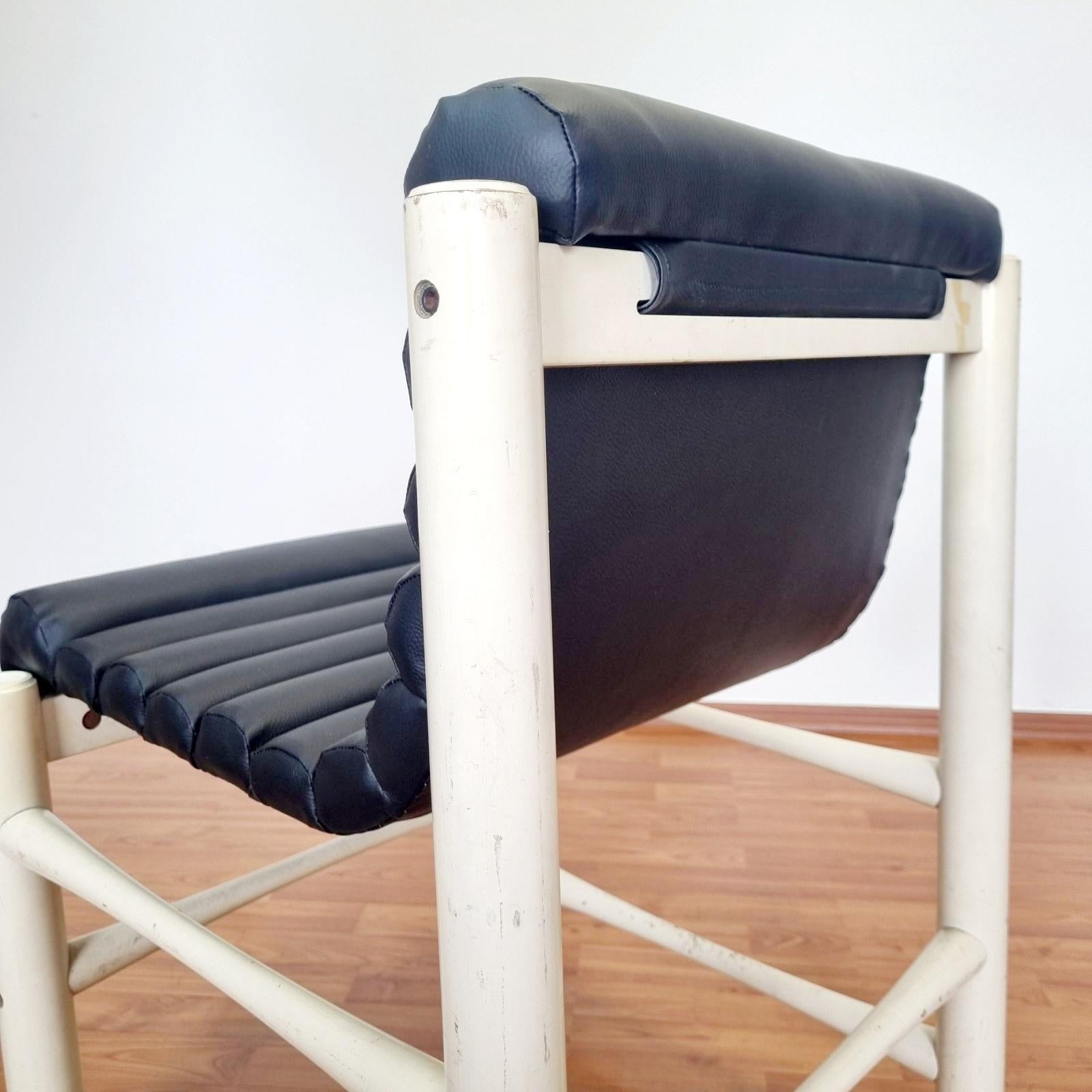 Imitation cuir Pair of Italian Modern Chairs, Italy 70s en vente