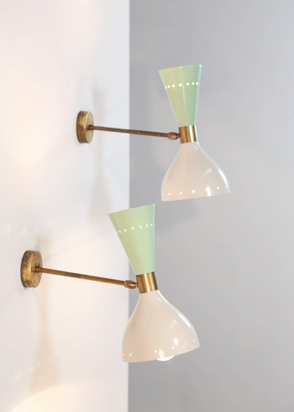 Moderne Diabolo-Leuchte. Die Lampenschirme sind verstellbar und können in verschiedene Richtungen leuchten.
Zwei Glühbirnen pro Lampenschirm.
Ausgezeichneter Zustand, schöne skulpturale und dekorative Wandleuchte Stilnovo.