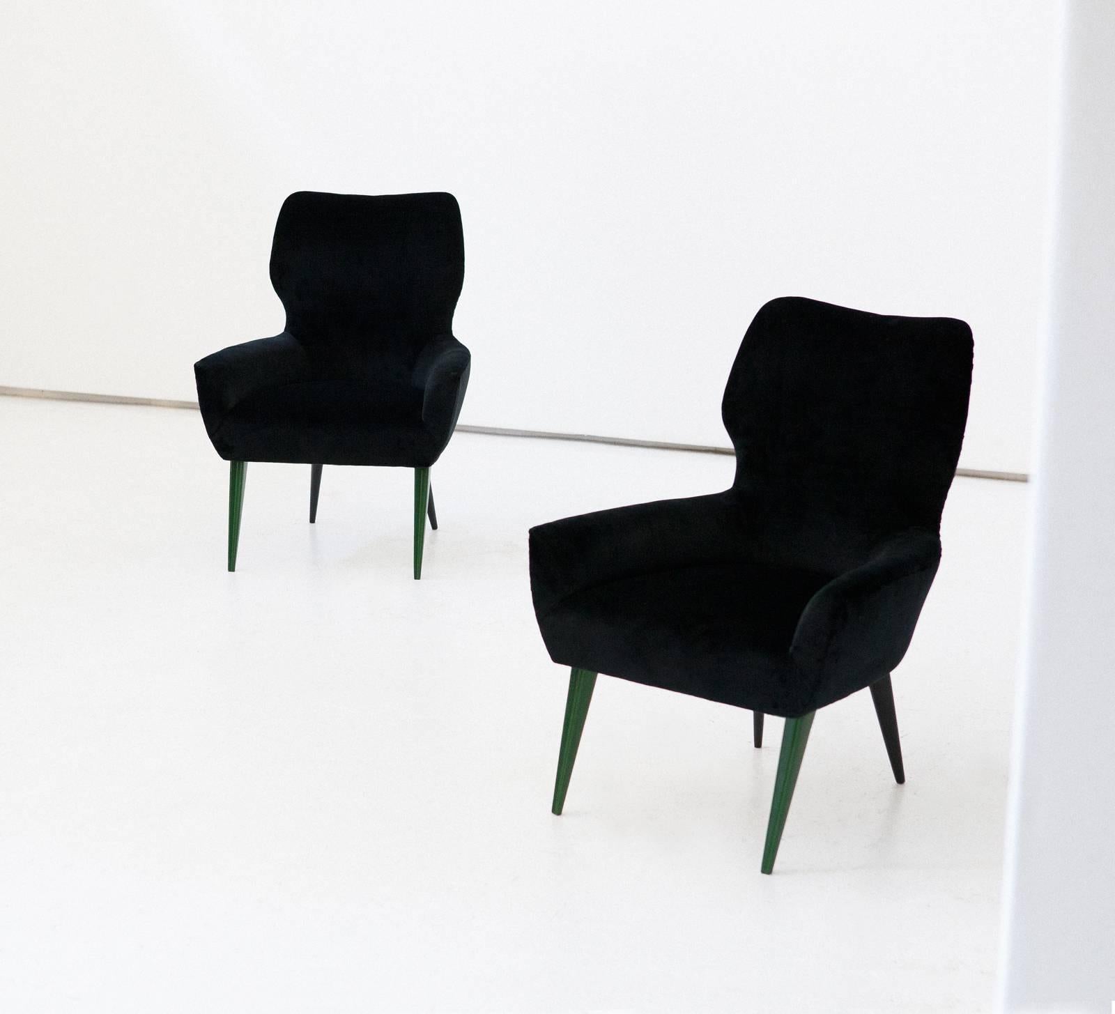 Pair of Italian Modern Easy Chairs with New Black Velvet Upholstery, 1950s In Excellent Condition In Rome, IT