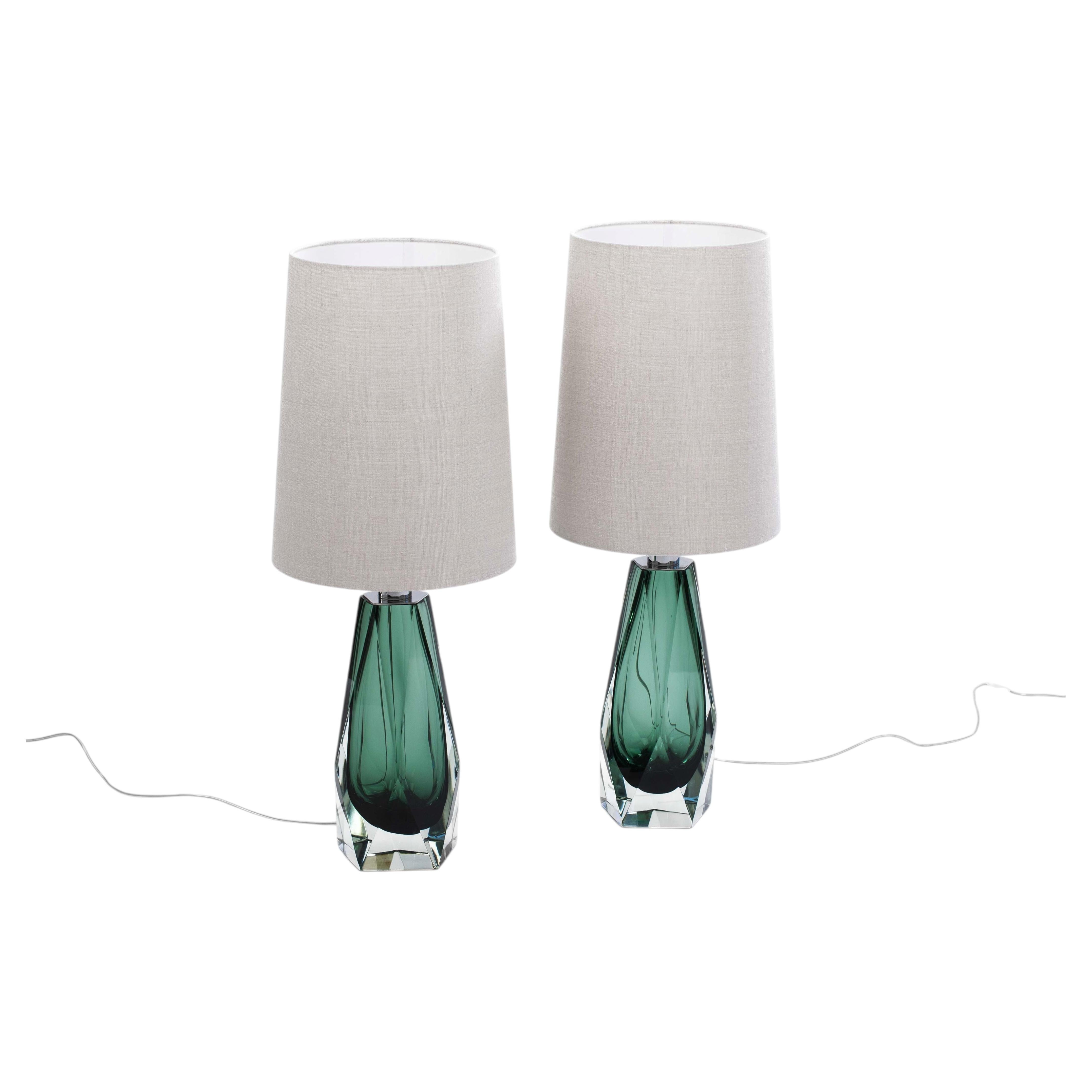 Coppia di lampade da tavolo moderne italiane in vetro di Murano tagliato a diamante color verde foresta