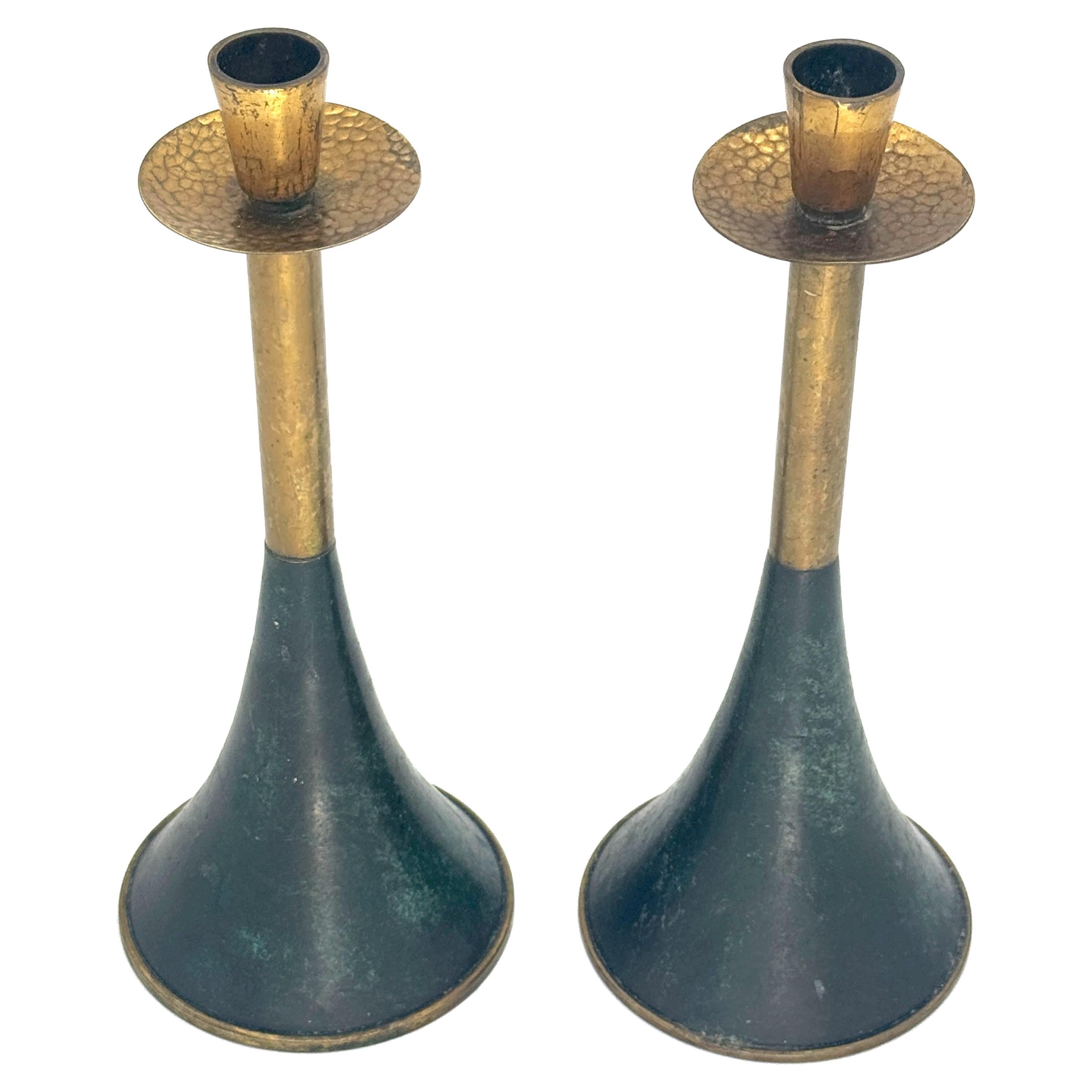 Pareja de candeleros cónicos italianos modernos de latón dorado y patinado, c. 1970