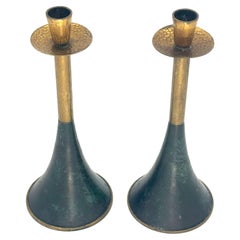 Pareja de candeleros cónicos italianos modernos de latón dorado y patinado, c. 1970