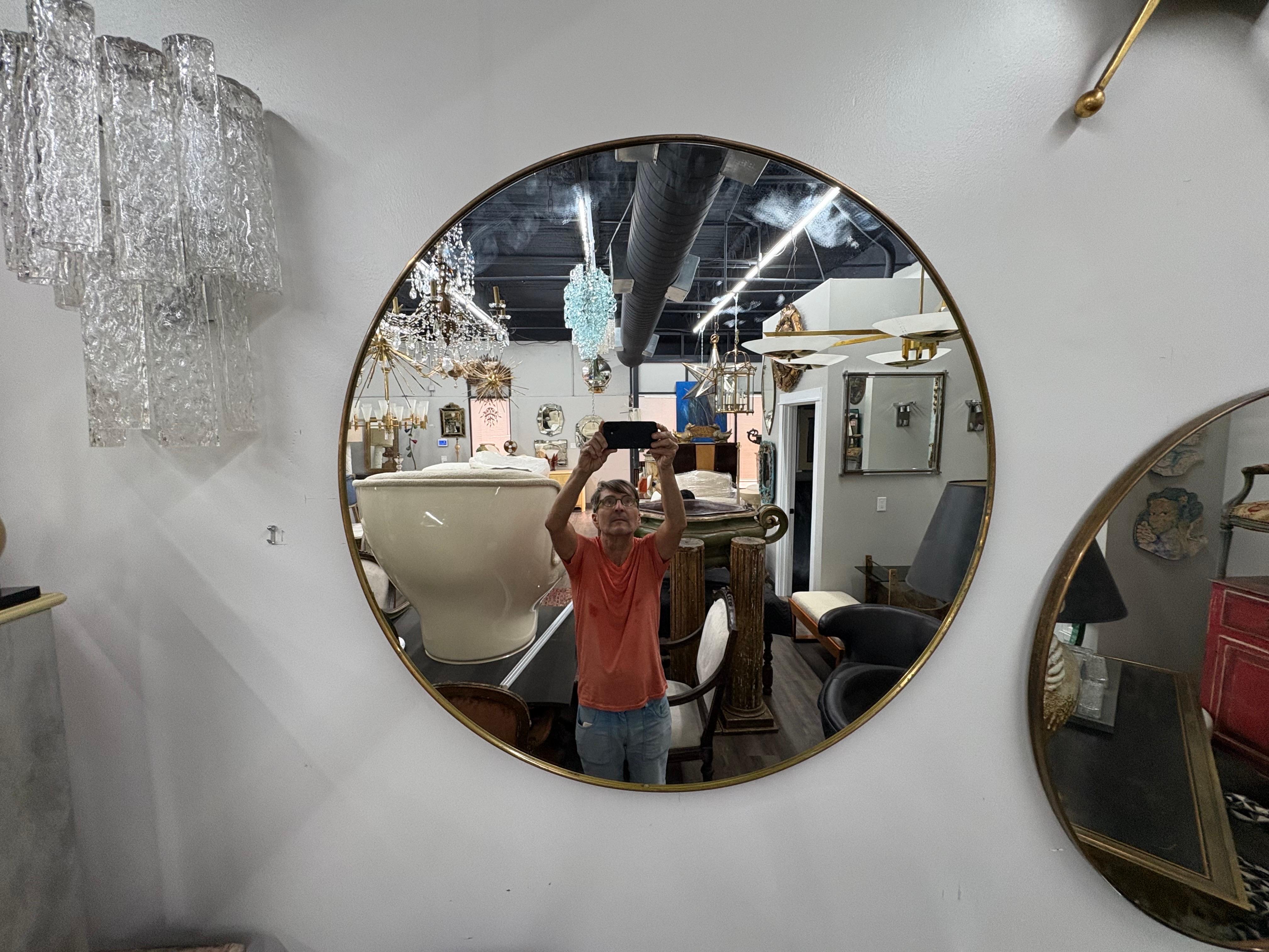 Paar italienische moderne, von Gio Ponti inspirierte Spiegel aus Messing.
Angeboten wird ein großartiges Paar runder italienischer Messingspiegel aus der Mitte des Jahrhunderts mit herrlicher Originalpatina, die auf die 1960er Jahre datiert sind.
