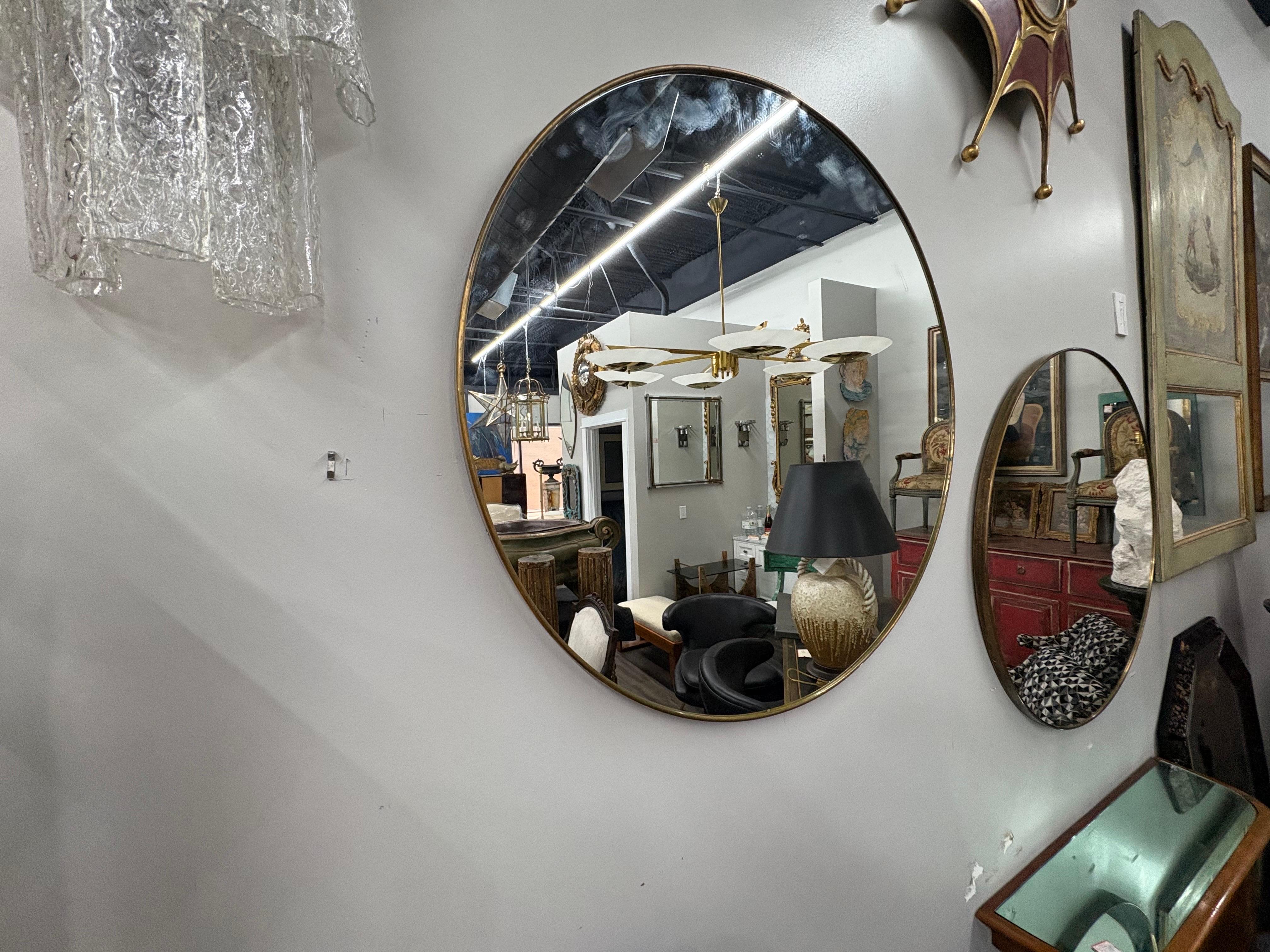 Paar italienische moderne, von Gio Ponti inspirierte Spiegel aus Messing (Moderne der Mitte des Jahrhunderts) im Angebot