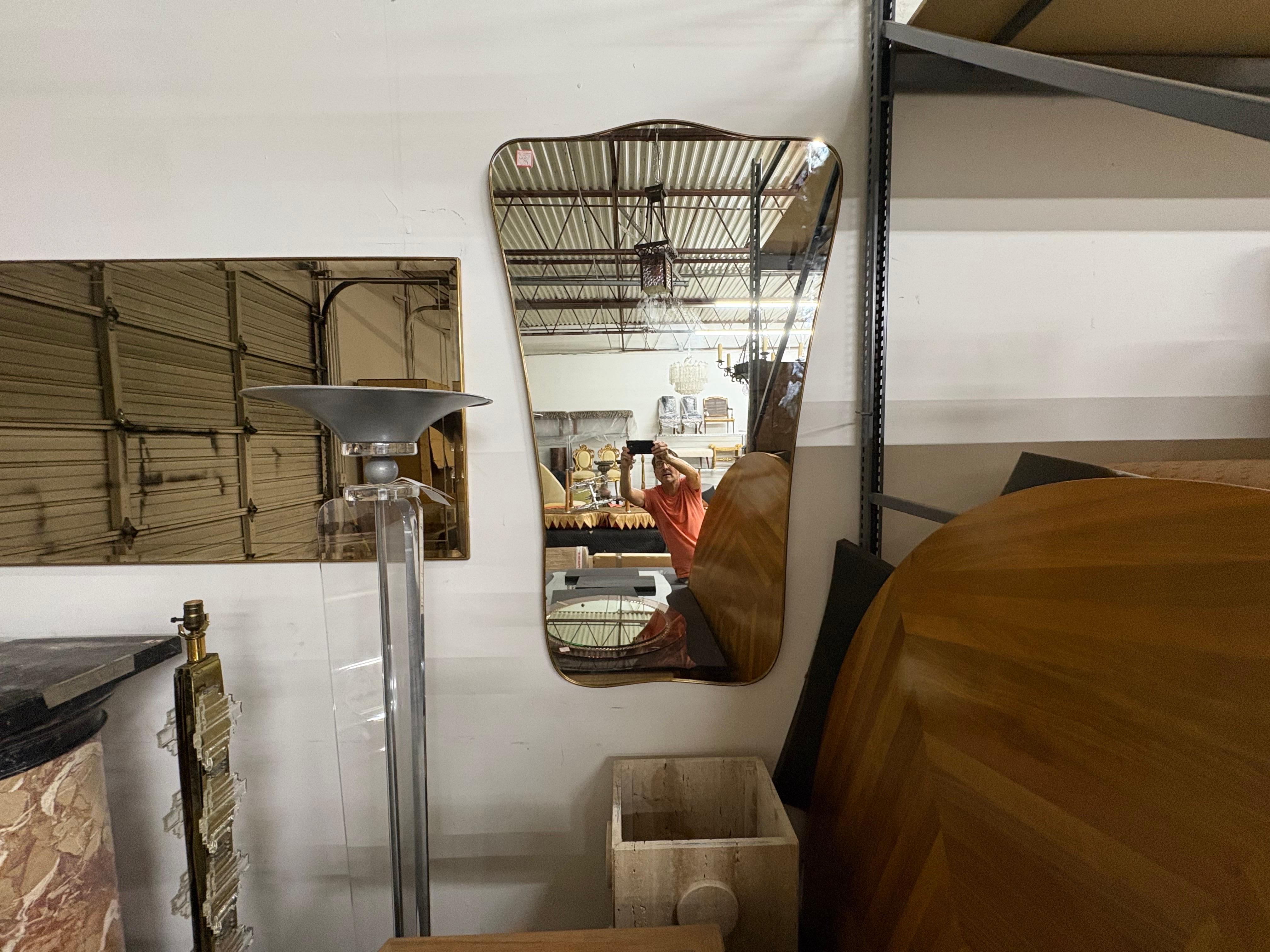 Pareja de espejos italianos modernos de latón inspirados en Gio Ponti Moderno de mediados de siglo en venta
