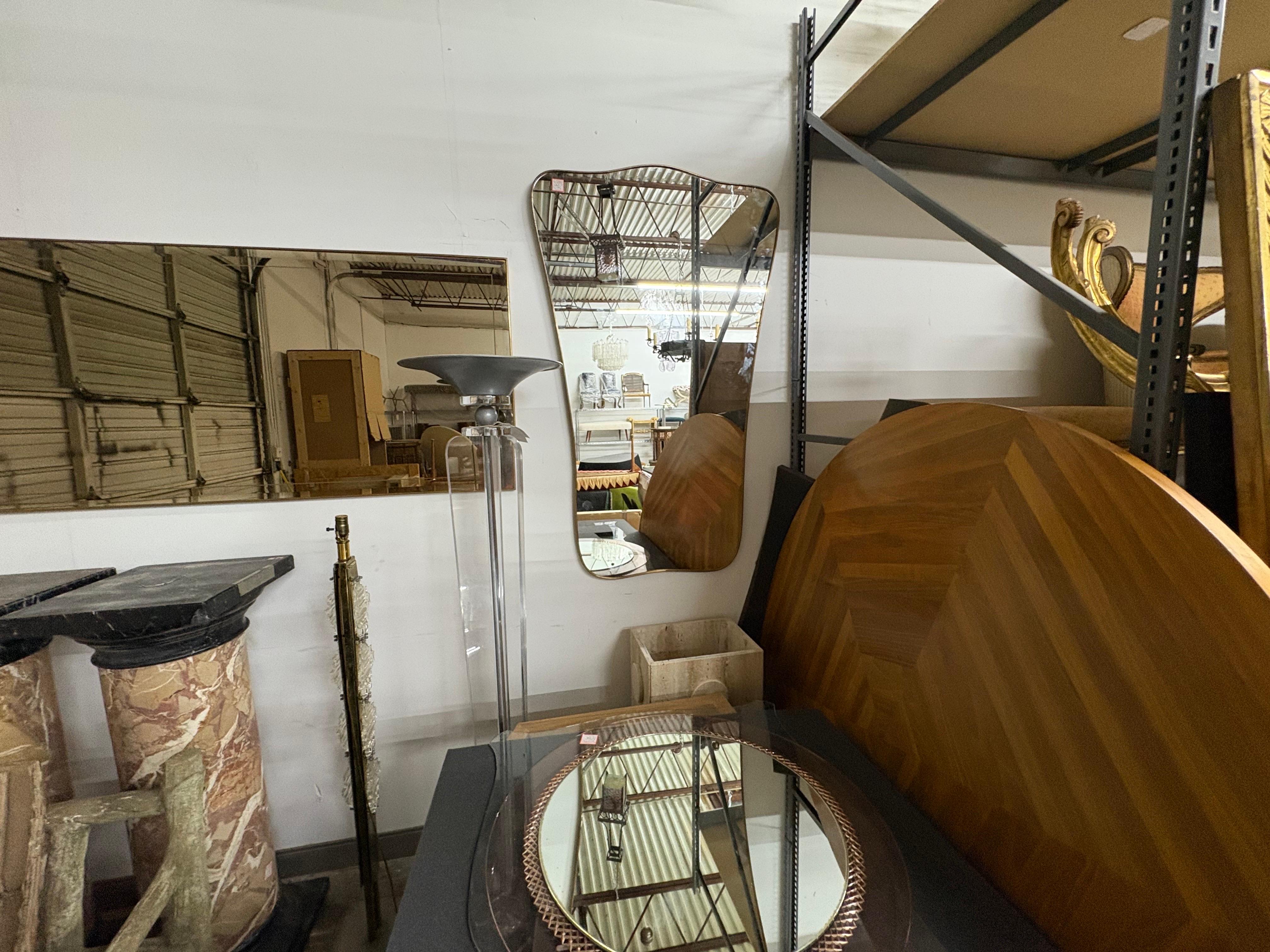 Pareja de espejos italianos modernos de latón inspirados en Gio Ponti Italiano en venta