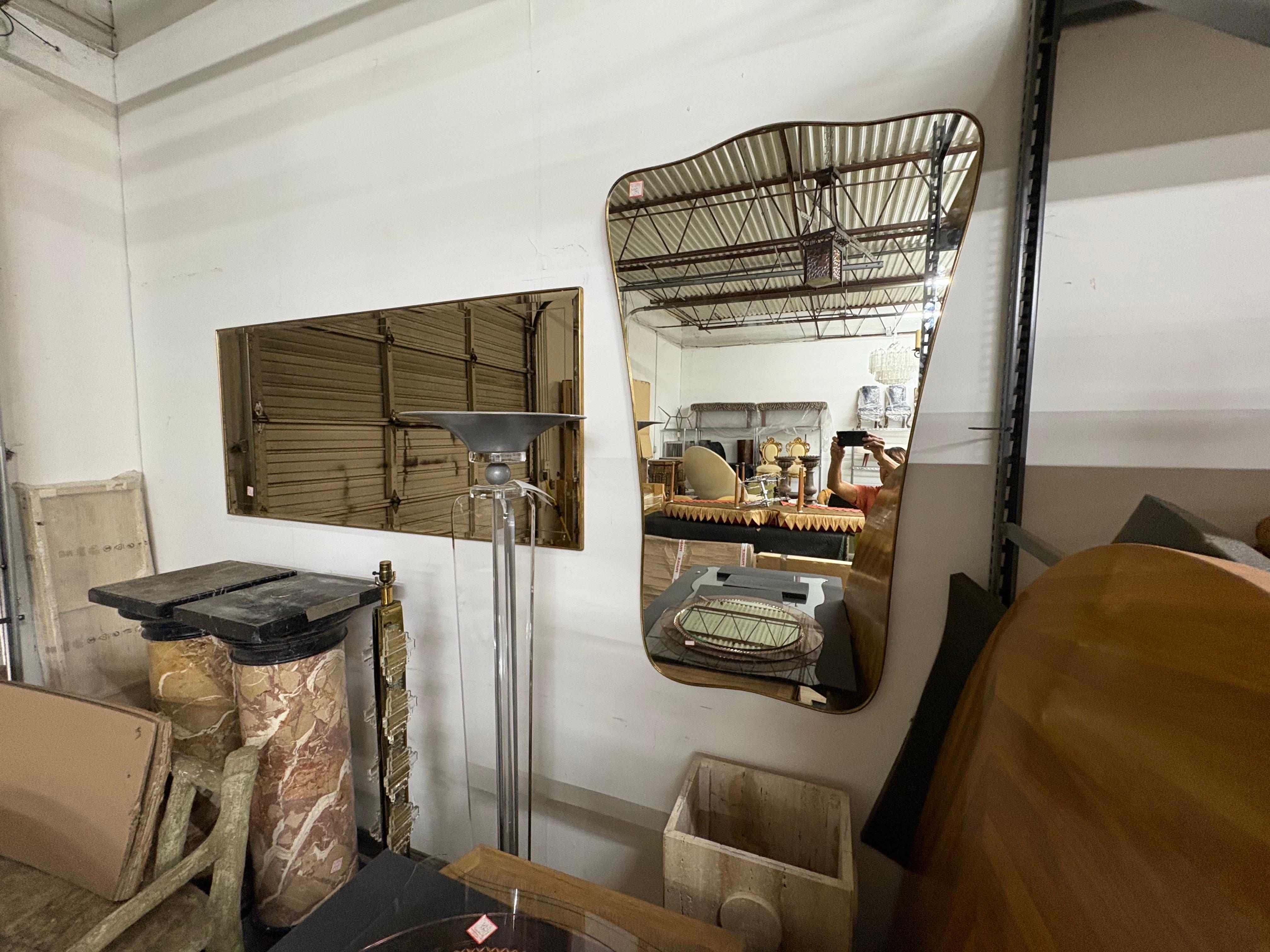 Pareja de espejos italianos modernos de latón inspirados en Gio Ponti en Bueno estado para la venta en Houston, TX