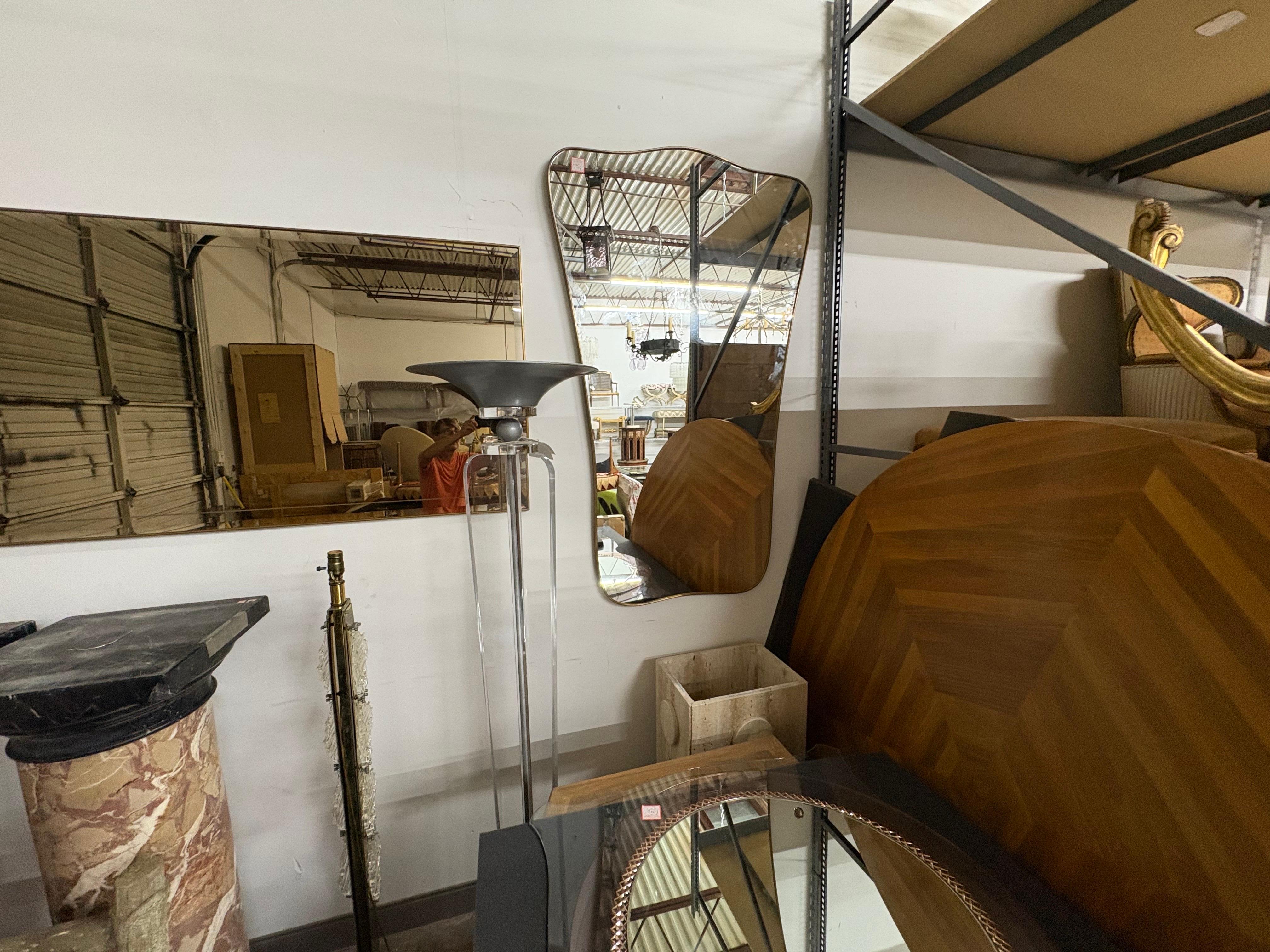 Pareja de espejos italianos modernos de latón inspirados en Gio Ponti mediados del siglo XX en venta