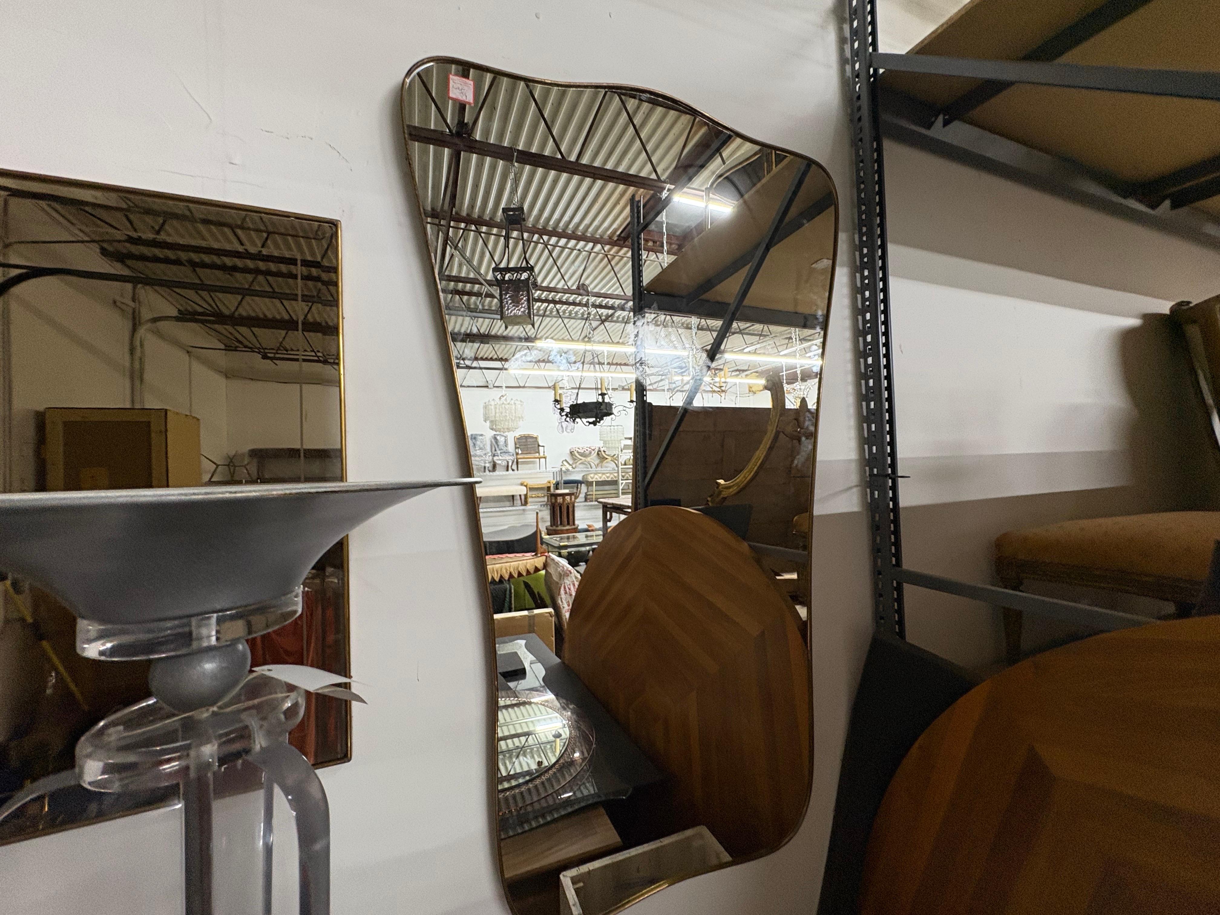 Pareja de espejos italianos modernos de latón inspirados en Gio Ponti Latón en venta