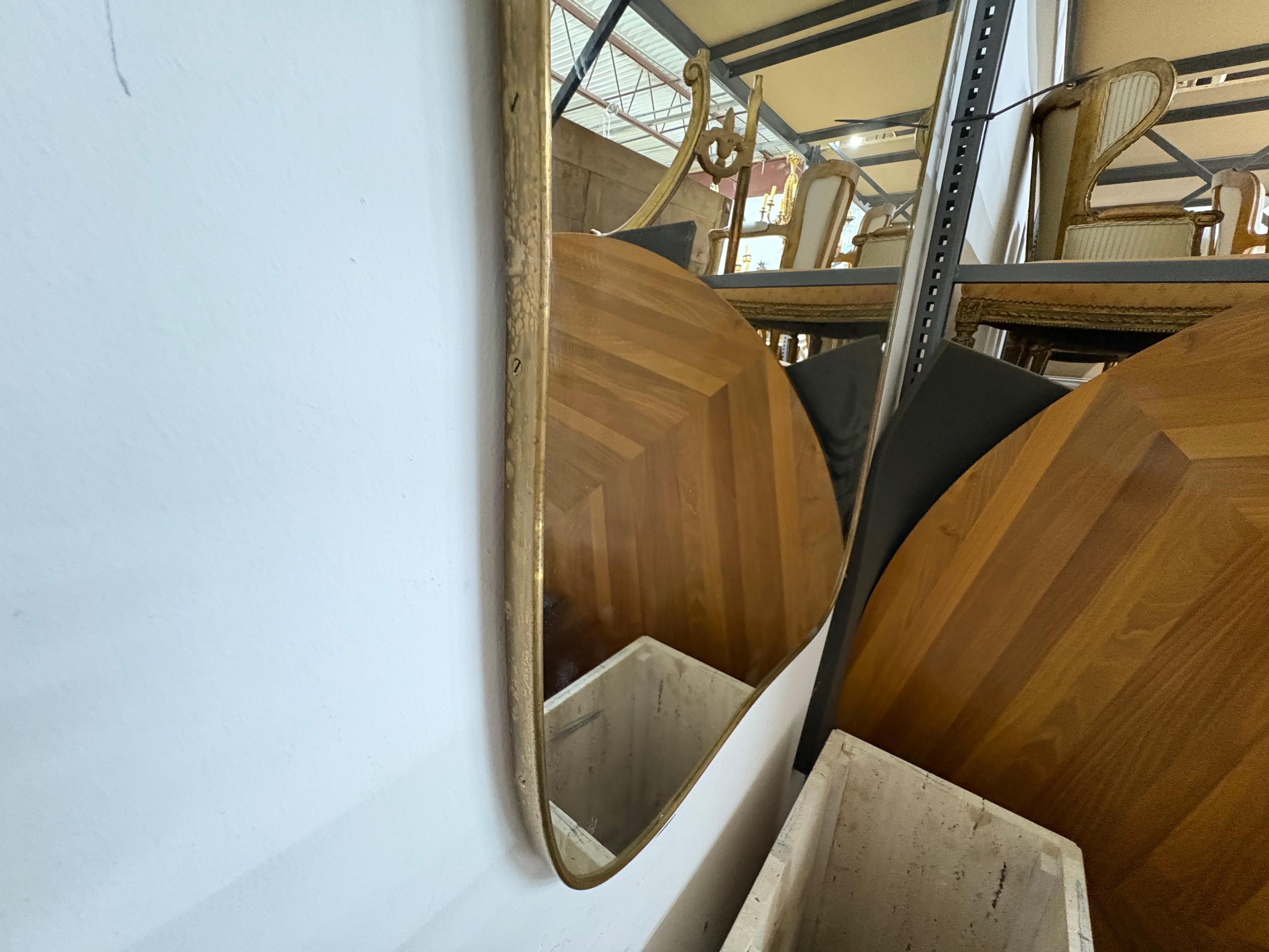 Pareja de espejos italianos modernos de latón inspirados en Gio Ponti en venta 1