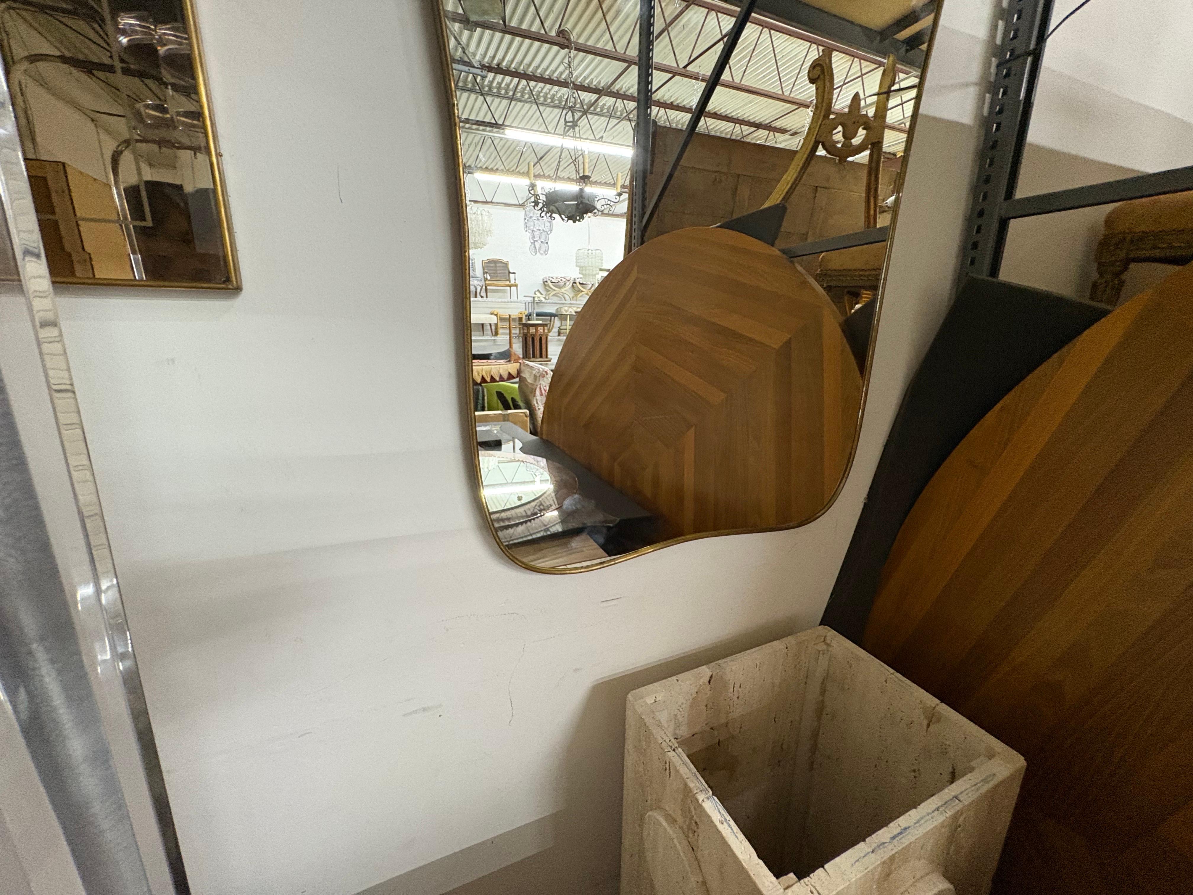 Pareja de espejos italianos modernos de latón inspirados en Gio Ponti en venta 2