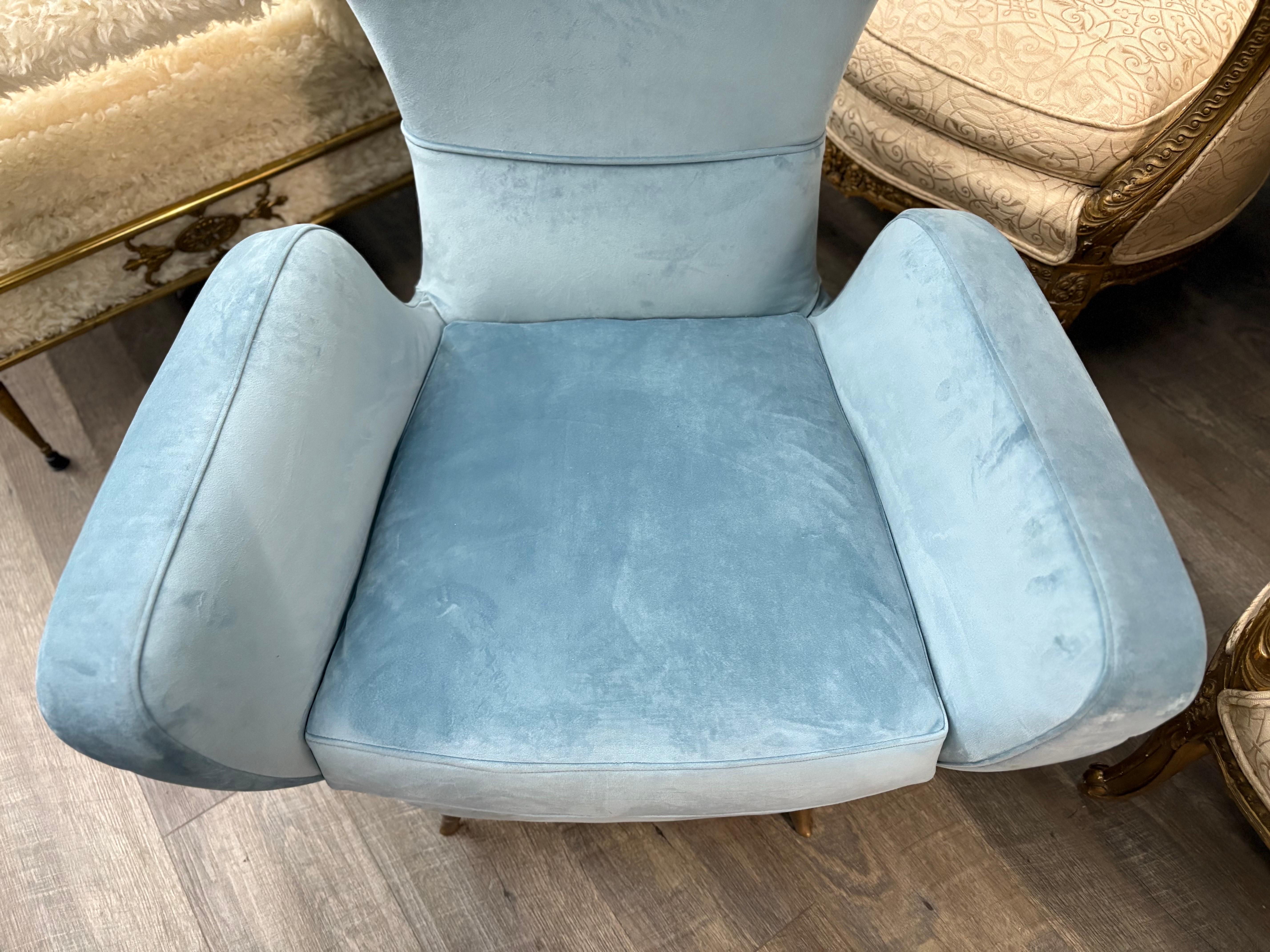 Paire de chaises longues italiennes modernes inspirées de Gio Ponti.
Nous vous proposons une paire de chaises italiennes modernes du milieu du siècle, des chaises d'appoint ou des chaises de salon avec des pieds en métal doré. Ces jolies chaises ont